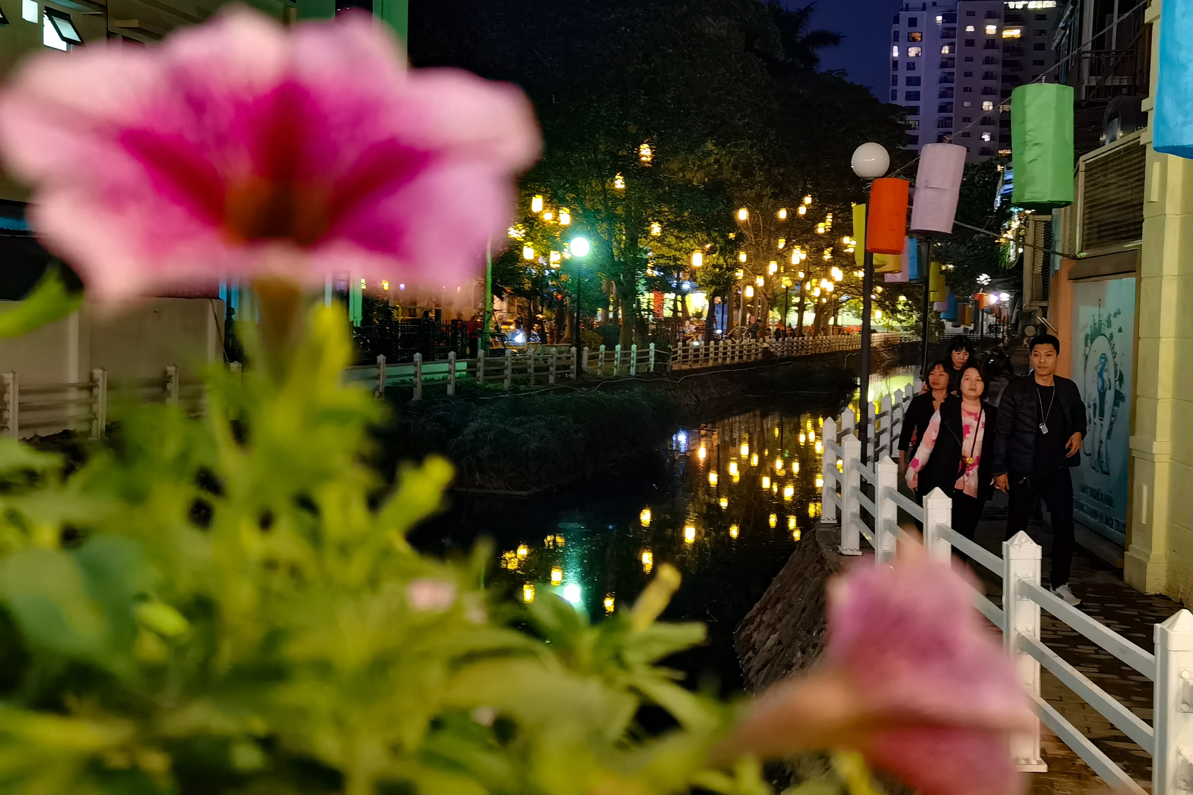 Một g&oacute;c của Khu phố ẩm thực được trang tr&iacute; đ&egrave;n lồng đẹp mắt.