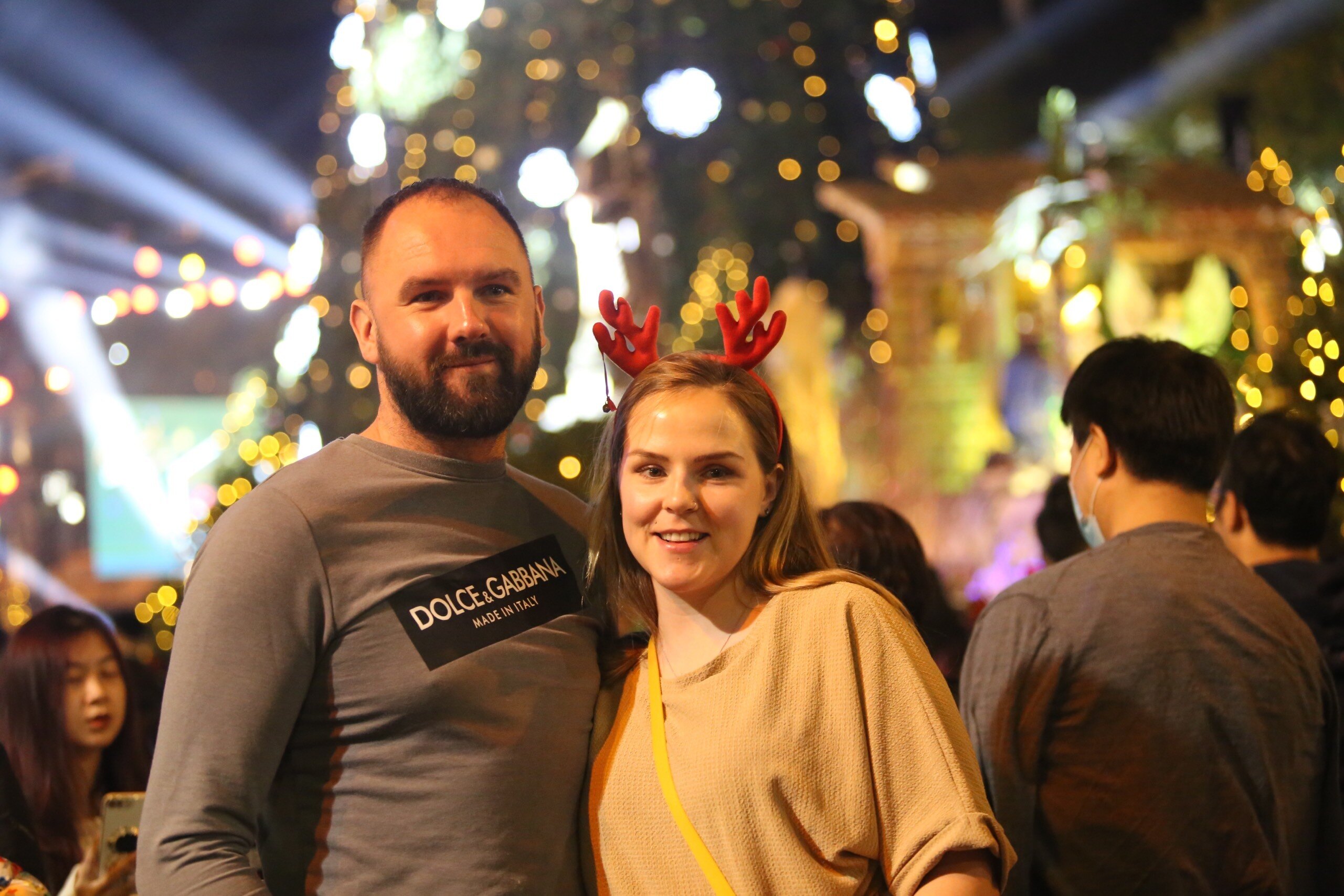 H&ograve;a chung d&ograve;ng người đ&oacute;n Noel tại H&agrave; Nội c&oacute; rất nhiều du kh&aacute;ch quốc tế.