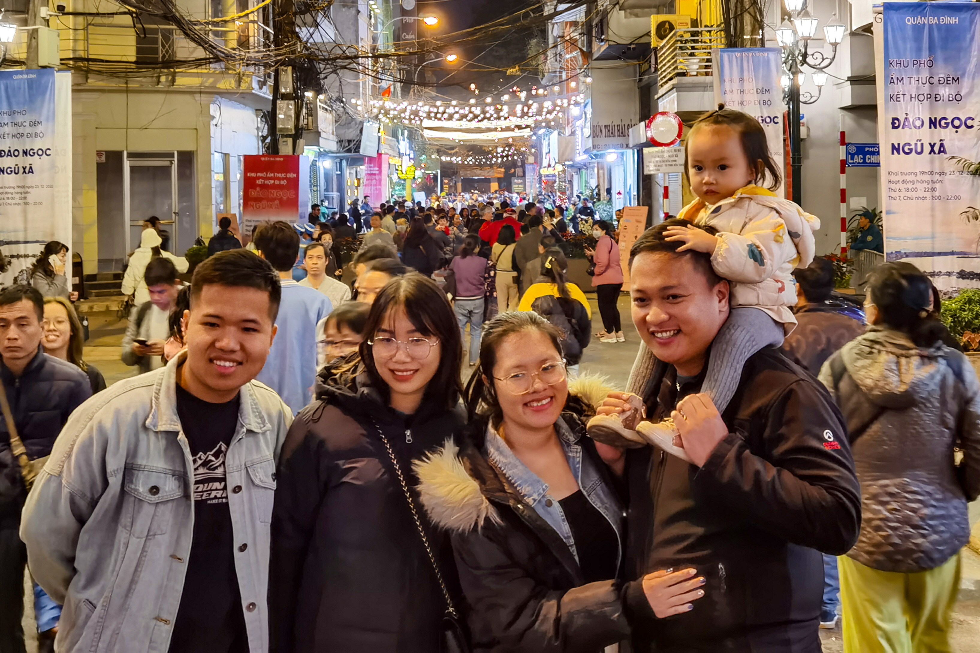 Kh&ocirc;ng chỉ mang lại niềm vui cho những chủ cửa h&agrave;ng, du kh&aacute;ch cũng tỏ ra th&iacute;ch th&uacute; trải nghiệm Khu phố ẩm thực &ndash; đi bộ Đảo Ngọc Ngũ X&atilde; b&ecirc;n hồ Tr&uacute;c Bạch ng&agrave;y khai trương.