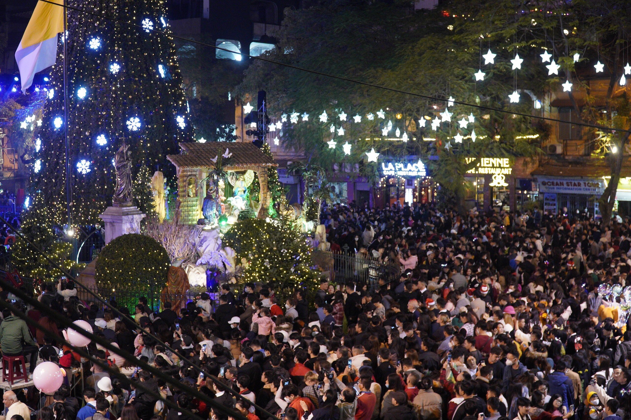 "Lần đầu ti&ecirc;n t&ocirc;i v&agrave; người th&acirc;n đ&oacute;n Gi&aacute;ng sinh tại Việt Nam, gia đ&igrave;nh t&ocirc;i cảm thấy kh&ocirc;ng kh&iacute; tại H&agrave; Nội thật tuyệt vời. Ấn tượng lớn nhất của t&ocirc;i ch&iacute;nh l&agrave; c&acirc;y th&ocirc;ng Noel v&agrave; hang đ&aacute; trước Nh&agrave; thờ lớn H&agrave; Nội", anh Amanzhol, du kh&aacute;ch người Kazakhstan n&ecirc;u cảm nhận.