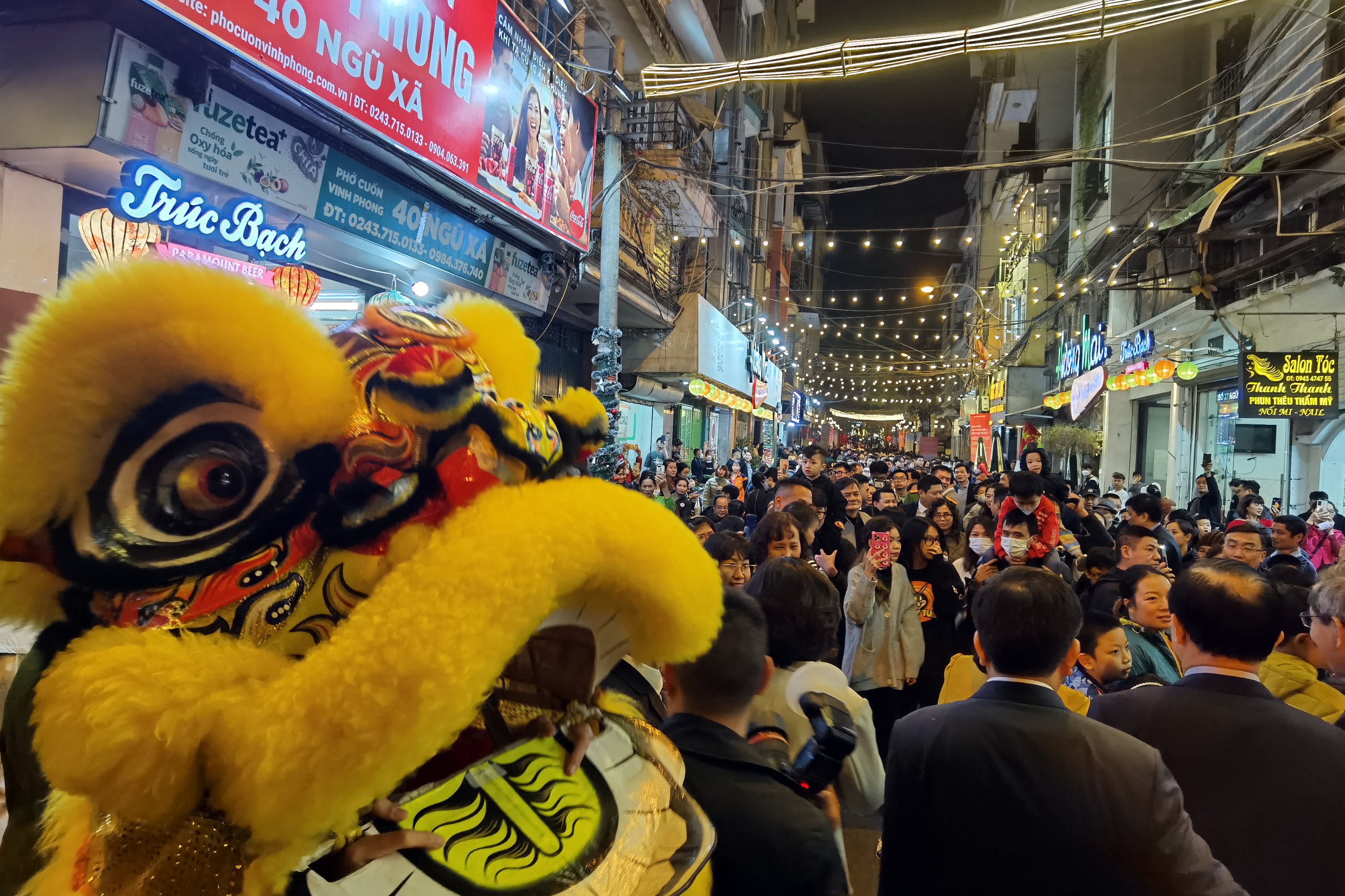 B&ecirc;n cạnh đ&oacute;, phần vỉa h&egrave; tr&ecirc;n tuyến phố cũng được thay &ldquo;lớp &aacute;o mới&rdquo; nhằm đảm bảo mỹ quan đ&ocirc; thị v&agrave; an to&agrave;n cho người d&acirc;n. Được biết, c&aacute;c phương &aacute;n bảo đảm an ninh trật tự, ph&ograve;ng ch&aacute;y chữa ch&aacute;y, ph&acirc;n luồng tổ chức giao th&ocirc;ng... đều đ&atilde; được l&ecirc;n kế hoạch cụ thể.