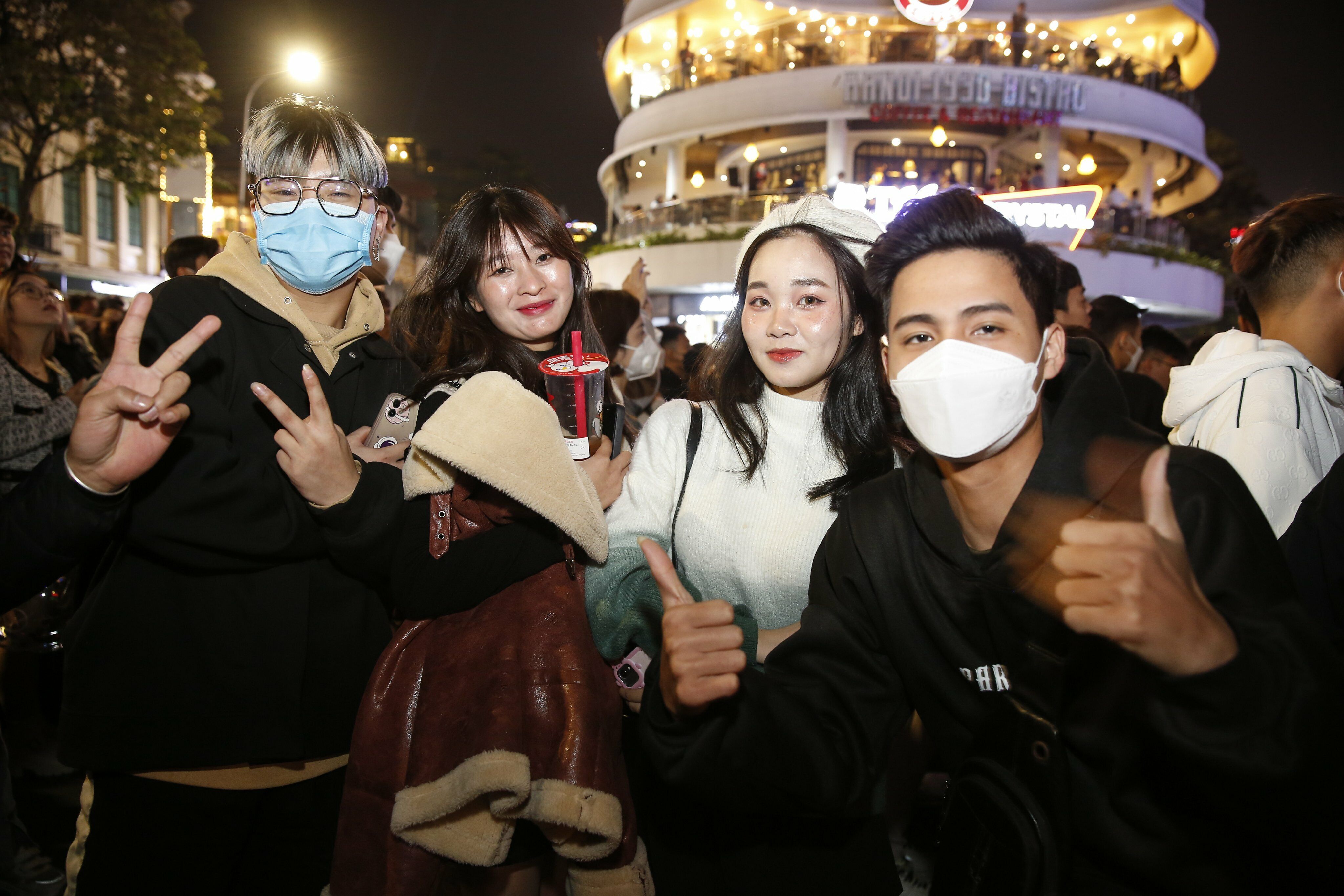 Nhiều bạn trẻ tỏ ra h&agrave;o hứng khi đ&atilde; nhiều năm rồi mới được cảm nhận kh&ocirc;ng kh&iacute; Noel nhộn nhịp như thế ở H&agrave; Nội.