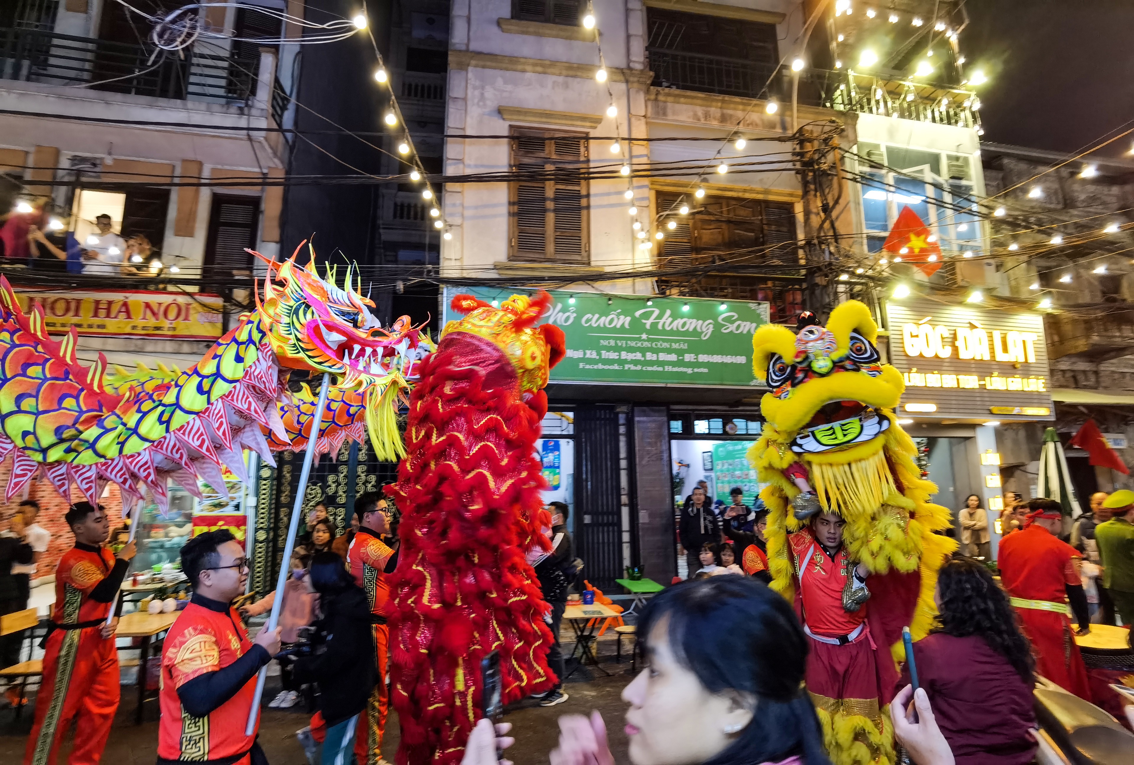 "Ch&uacute;ng t&ocirc;i rất vui mừng khi khu phố đ&atilde; ch&iacute;nh thức đi v&agrave;o hoạt động. Ban đầu, nhiều hộ kinh doanh vẫn lo lắng về lượng kh&aacute;ch nhưng nh&igrave;n người d&acirc;n đổ x&ocirc; đến đ&acirc;y trong ng&agrave;y khai trương n&ecirc;n ai cũng phấn khởi. Ch&uacute;ng t&ocirc;i đều cam kết sẽ b&aacute;n đồ ăn ngon v&agrave; ứng xử văn minh, h&ograve;a nh&atilde; với kh&aacute;ch, tạo n&eacute;t đẹp ri&ecirc;ng cho khu phố ẩm thực n&agrave;y", một chủ qu&aacute;n n&oacute;i.
