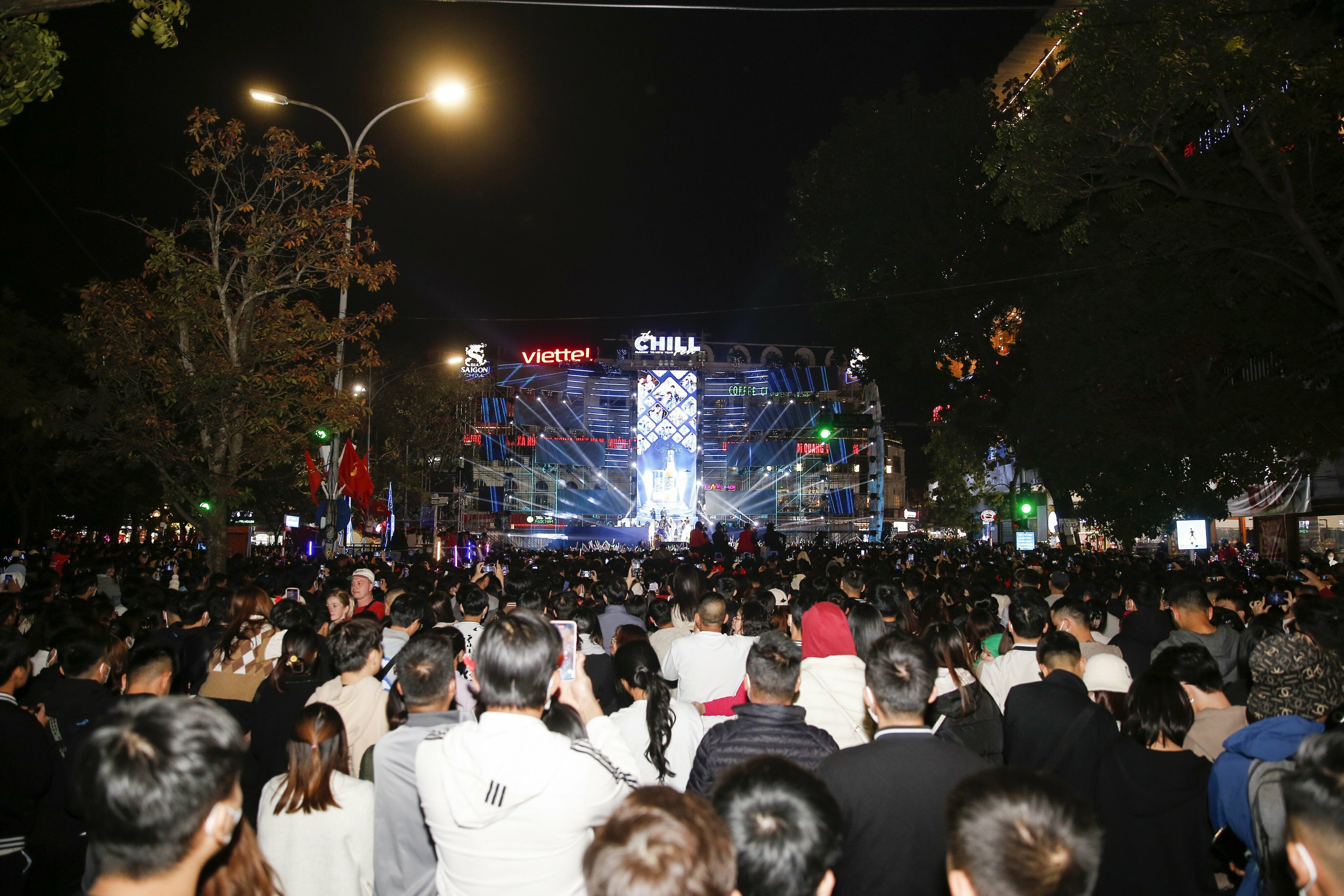 Cũng trong tối nay, tại Quảng trường Đ&ocirc;ng Kinh Nghĩa Thục đ&atilde; diễn ra lễ hội &acirc;m nhạc ch&agrave;o đ&oacute;n Gi&aacute;ng sinh n&ecirc;n đ&atilde; thu h&uacute;t được nhiều bạn trẻ.