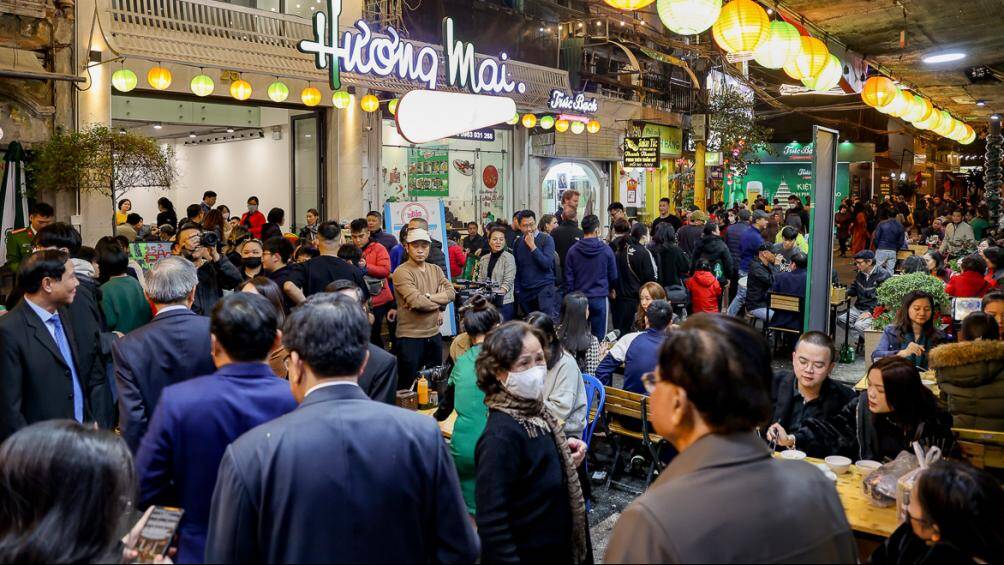 Phố ẩm thực đ&ecirc;m kết hợp phố đi bộ Đảo Ngọc - Ngũ X&atilde; sẽ hoạt động v&agrave;o 3 ng&agrave;y cuối tuần l&agrave; thứ s&aacute;u (từ 18 - 22 giờ), thứ bảy v&agrave; chủ nhật (từ 7 - 22 giờ).