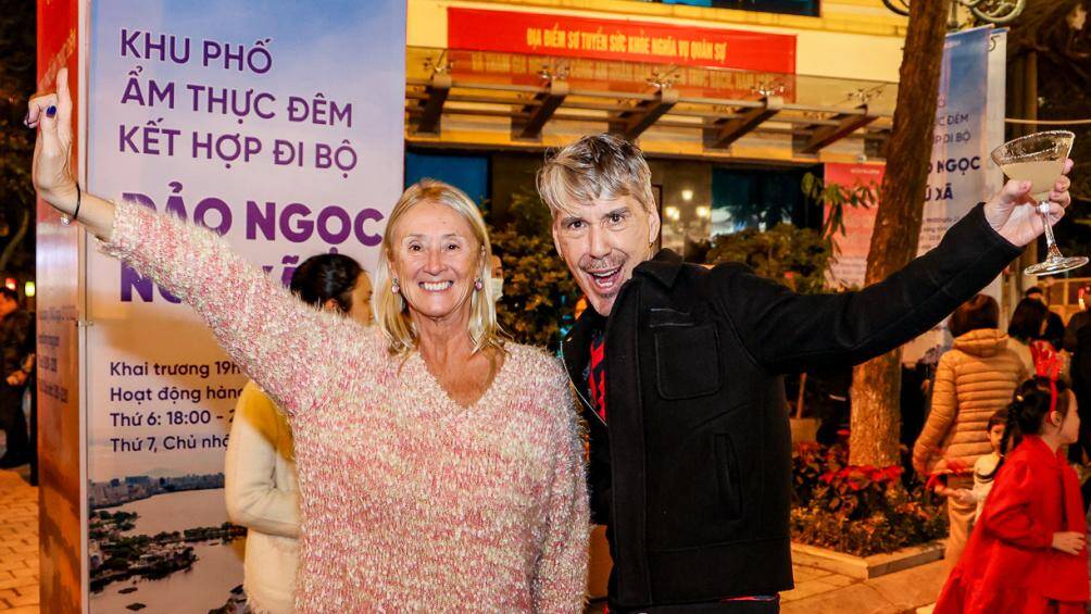 Kh&ocirc;ng chỉ thu h&uacute;t kh&aacute;ch người Việt, khu phố ẩm thực n&agrave;y c&ograve;n đ&oacute;n rất đ&ocirc;ng những du kh&aacute;ch quốc tế.