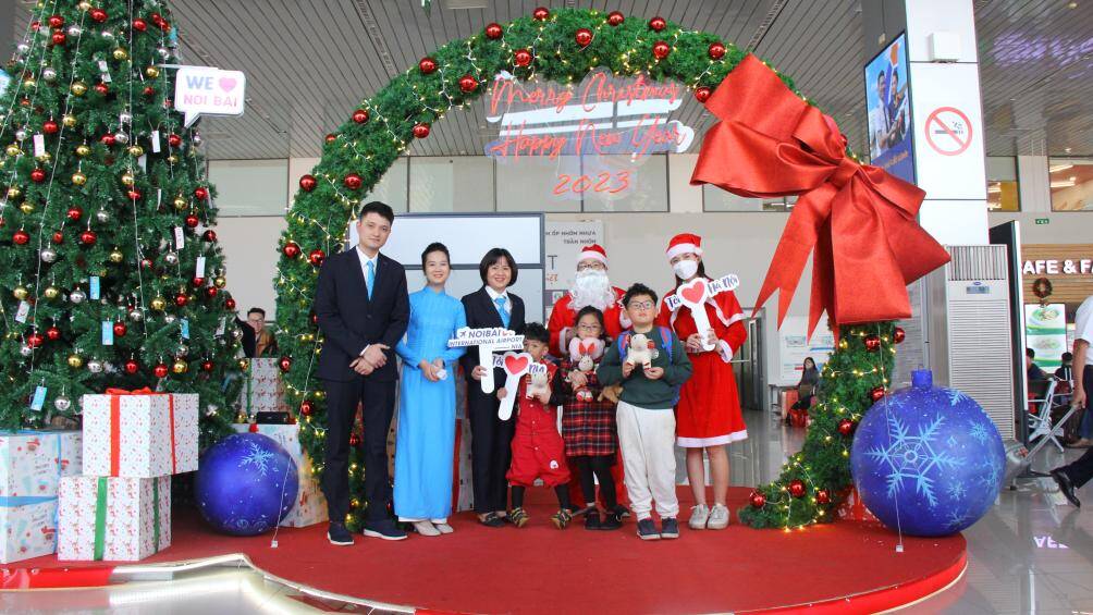 B&agrave; Nguyễn Thị Kim Ng&acirc;n - Ph&oacute; Gi&aacute;m đốc Cảng HKQT Nội B&agrave;i (thứ ba từ tr&aacute;i sang) tặng qu&agrave; Gi&aacute;ng sinh cho h&agrave;nh kh&aacute;ch nh&iacute;