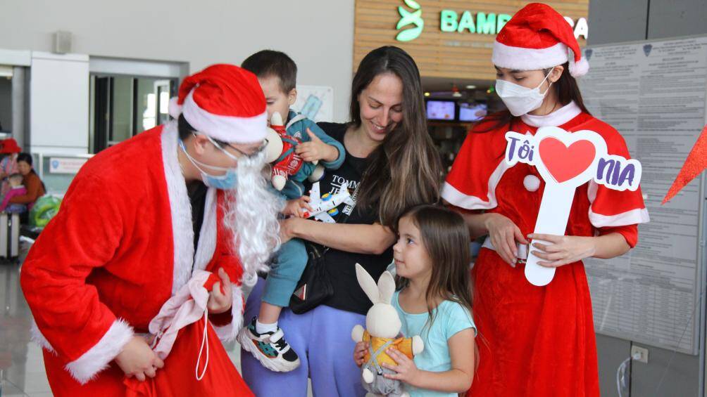 Với th&ocirc;ng điệp kết nối y&ecirc;u thương &ldquo;All routes lead to happiness - Hạnh ph&uacute;c mu&ocirc;n nơi&rdquo;, Cảng HKQT Nội B&agrave;i mang đến những m&oacute;n qu&agrave; bất ngờ cho c&aacute;c em nhỏ v&agrave; c&aacute;c gia đ&igrave;nh đi t&agrave;u bay qua Nội B&agrave;i trong 2 ng&agrave;y Lễ Gi&aacute;ng sinh từ 23-24/12/2022.