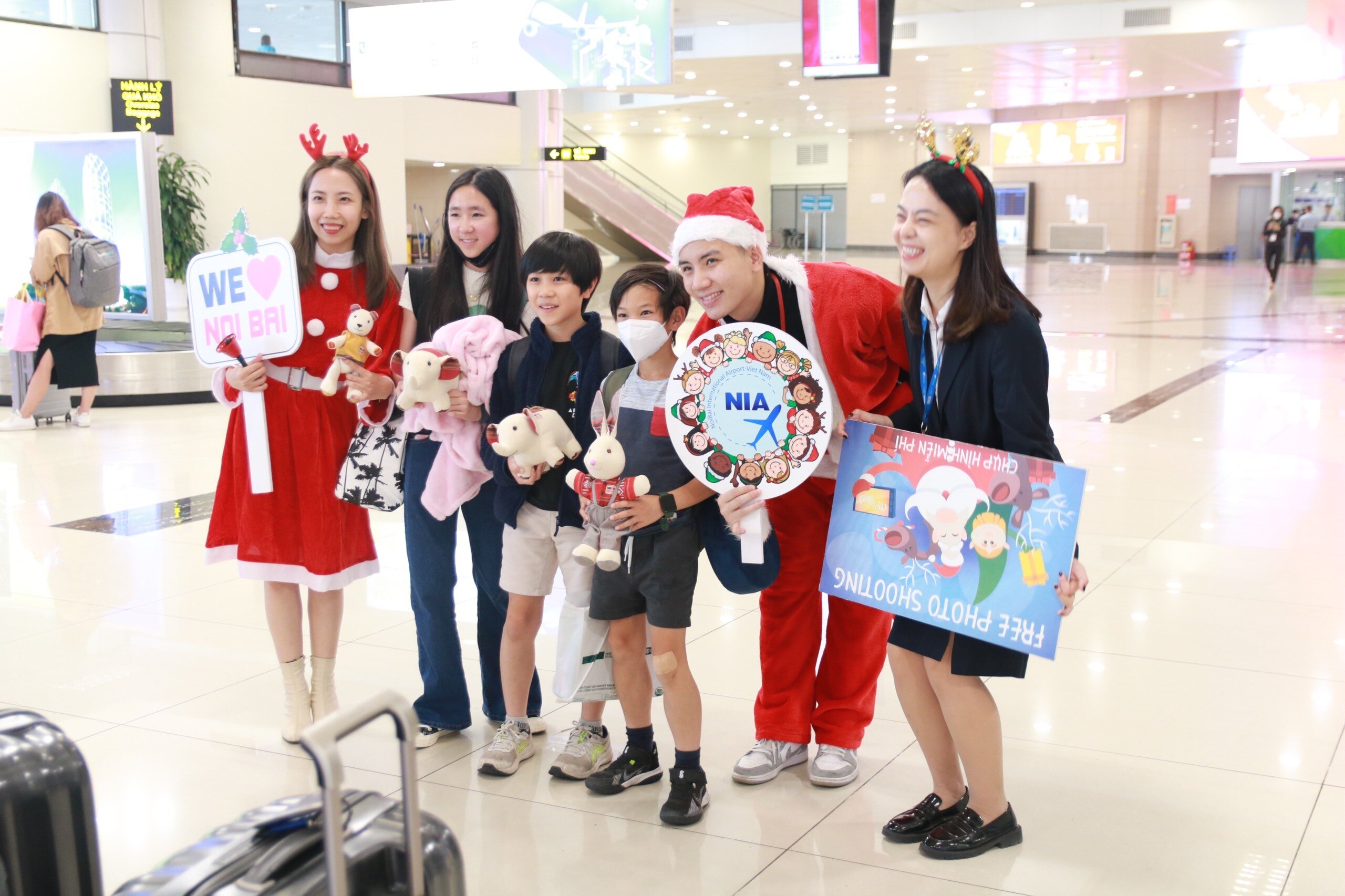 Bạn Vương Hương Li&ecirc;n &ndash; một th&agrave;nh vi&ecirc;n trong nh&oacute;m tặng qu&agrave; h&agrave;nh kh&aacute;ch h&agrave;o hứng chia sẻ: &ldquo;Cũng l&agrave; Gi&aacute;ng sinh m&agrave; năm nay kh&aacute;c xa năm ngo&aacute;i, khi m&agrave; 2021 s&acirc;n bay vắng vẻ, l&aacute;c đ&aacute;c chỉ c&oacute; v&agrave;i chuyến bay, h&agrave;nh kh&aacute;ch đeo khẩu trang, gi&atilde;n c&aacute;ch v&agrave; đi lại vội v&atilde;. Năm nay Gi&aacute;ng sinh đ&atilde; rộn r&agrave;ng trở lại, chứng kiến những c&aacute;i &ocirc;m, những c&aacute;i bắt tay, ch&uacute;ng t&ocirc;i vui lắm&rdquo;.