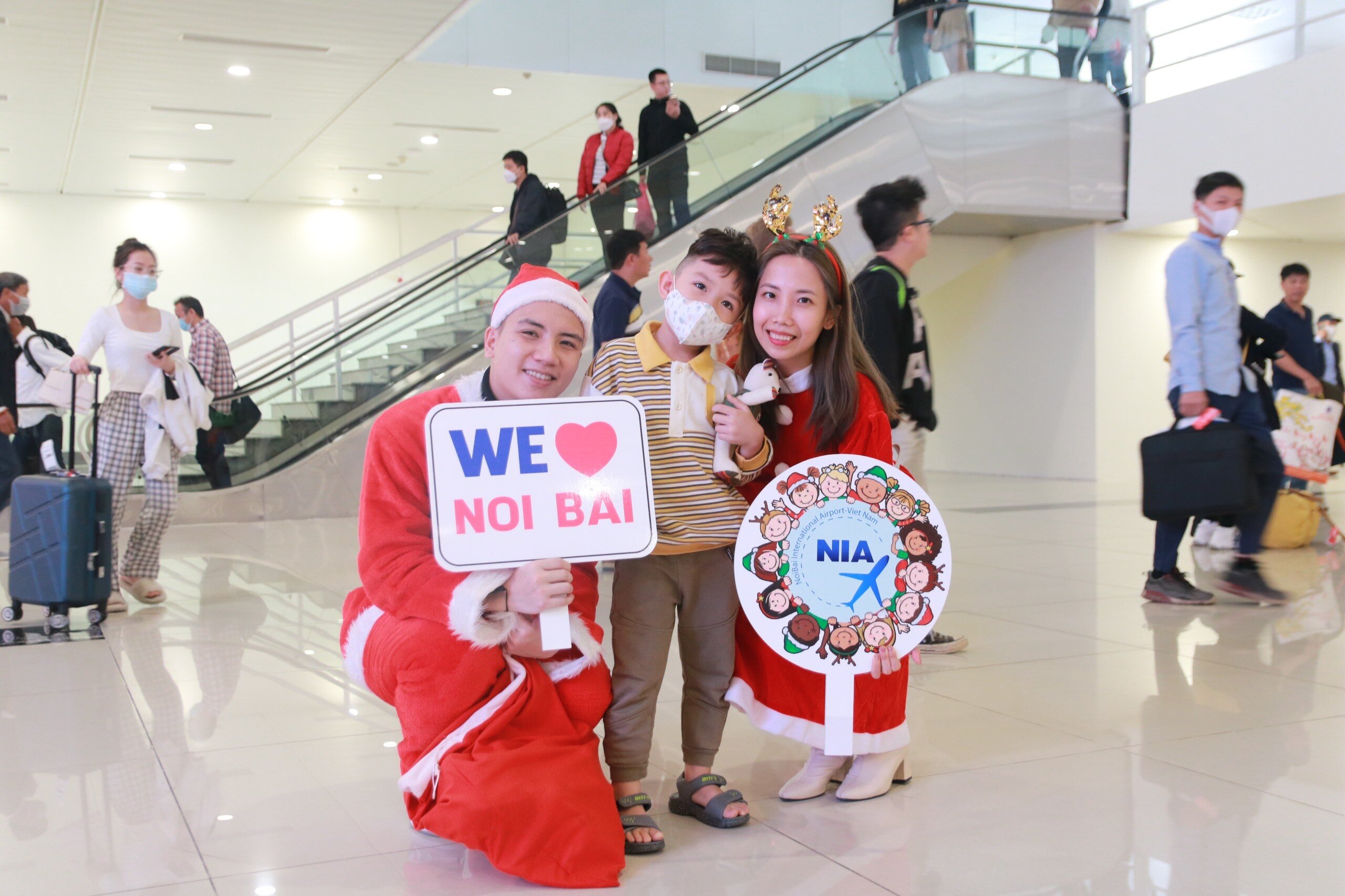 Tại Cảng HKQT Nội B&agrave;i, suốt cả th&aacute;ng nay kh&ocirc;ng kh&iacute; đ&oacute;n Gi&aacute;ng sinh đ&atilde; rộn r&agrave;ng, lan tỏa từ Nh&agrave; ga h&agrave;nh kh&aacute;ch nội địa T1 đến Nh&agrave; ga h&agrave;nh kh&aacute;ch quốc tế T2. C&aacute;c khu vực từ sảnh c&ocirc;ng cộng nh&agrave; ga h&agrave;nh kh&aacute;ch, khu c&aacute;ch ly&hellip;được trang ho&agrave;ng rực rỡ với c&acirc;y th&ocirc;ng, &ocirc;ng gi&agrave; Noel, đ&agrave;n tuần lộc v&agrave; những quả ch&acirc;u đầy m&agrave;u sắc; tất cả như thay lời ch&uacute;c mừng Gi&aacute;ng sinh an l&agrave;nh, năm mới hạnh ph&uacute;c, ấm &aacute;p của Cảng đến to&agrave;n thể h&agrave;nh kh&aacute;ch v&agrave; CBCNV.