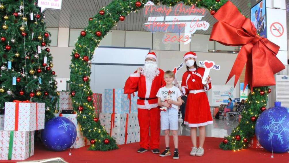 Hơn một ng&agrave;n th&uacute; nhồi b&ocirc;ng được Cảng lựa chọn kỹ lưỡng, được l&agrave;m thủ c&ocirc;ng từ c&aacute;c vật liệu th&acirc;n thiện với m&ocirc;i trường v&agrave; an to&agrave;n với trẻ nhỏ như ch&uacute; voi, ch&uacute; thỏ, gấu....đầy m&agrave;u sắc.