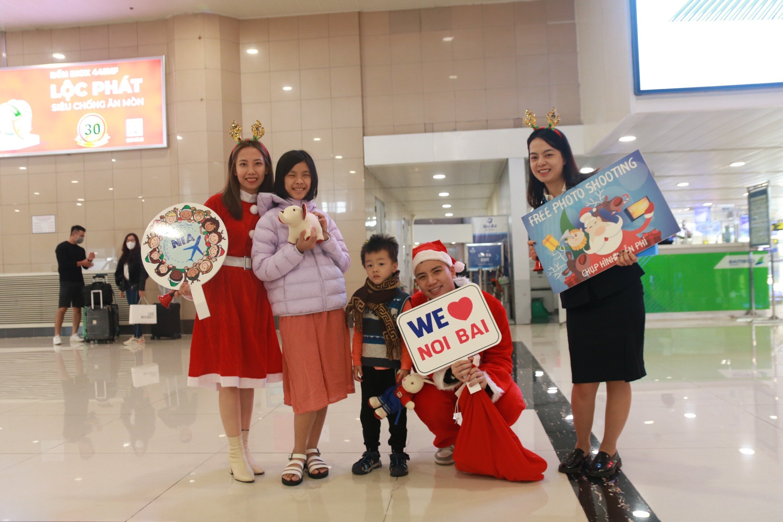 2022 l&agrave; một năm đặc biệt ghi dấu sự phục hồi v&agrave; ph&aacute;t triển mạnh mẽ của ng&agrave;nh h&agrave;ng kh&ocirc;ng sau hơn 02 năm đ&oacute;ng băng v&igrave; đại dịch Covid-19. Lễ Gi&aacute;ng sinh 2022 l&agrave; một trong những thời khắc đặc biệt m&agrave; Cảng HKQT Nội B&agrave;i d&agrave;y c&ocirc;ng chuẩn bị để d&agrave;nh tặng cho h&agrave;nh kh&aacute;ch những bất ngờ, niềm vui khi qua Cảng.
B&agrave; Nguyễn Thị Kim Ng&acirc;n &ndash; Ph&oacute; Gi&aacute;m đốc Cảng HKQT Nội B&agrave;i cho biết: &ldquo;Việc tổ chức Lễ Gi&aacute;ng sinh đ&atilde; trở th&agrave;nh truyền thống hằng năm của Cảng HKQT Nội B&agrave;i. M&ugrave;a Gi&aacute;ng sinh năm nay c&agrave;ng đặc biệt hơn nữa khi đ&aacute;nh dấu sự phục hồi v&agrave; ph&aacute;t triển mạnh mẽ của ng&agrave;nh h&agrave;ng kh&ocirc;ng n&oacute;i chung v&agrave; Cảng HKQT Nội B&agrave;i n&oacute;i ri&ecirc;ng; chương tr&igrave;nh năm nay thay lời tri &acirc;n của Cảng tới h&agrave;ng triệu h&agrave;nh kh&aacute;ch trong suốt thời gian qua đ&atilde; lu&ocirc;n d&agrave;nh tặng sự y&ecirc;u mến, ủng hộ cho Cảng. Đ&acirc;y l&agrave; động lực quan trọng để Cảng tiếp tục cải thiện chất lượng dịch vụ nhằm phục vụ h&agrave;nh kh&aacute;ch ng&agrave;y một tốt hơn&rdquo;.