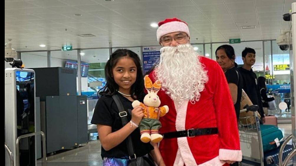 C&aacute;c h&agrave;nh kh&aacute;ch sẽ được chụp ảnh c&ugrave;ng với &Ocirc;ng gi&agrave; Noel v&agrave; C&ocirc;ng ch&uacute;a Tuyết do c&aacute;c đo&agrave;n vi&ecirc;n thanh ni&ecirc;n của Cảng h&oacute;a th&acirc;n, in ảnh tại chỗ v&agrave; gửi tặng c&aacute;c gia đ&igrave;nh&hellip; Những bức ảnh, những m&oacute;n qu&agrave; nhỏ sẽ được h&agrave;nh kh&aacute;ch.  mang theo như một dấu ấn đẹp trong chuyến bay đến, đi từ H&agrave; Nội.