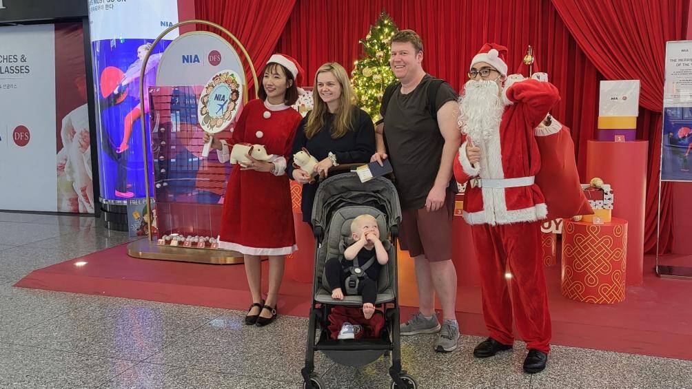 Gi&aacute;ng sinh năm nay, Cảng HKQT Nội B&agrave;i tổ chức 05 điểm tặng qu&agrave; tại khu vực c&aacute;ch ly đi v&agrave; đến tại Nh&agrave; ga quốc tế v&agrave; quốc nội. Tại mỗi điểm tặng qu&agrave; đều c&oacute; 01 &ldquo;&Ocirc;ng gi&agrave; Noel&rdquo;, 01 c&ocirc; &ldquo;C&ocirc;ng ch&uacute;a Tuyết&rdquo;, 01 ekip chụp ảnh, thiết bị in ảnh v&agrave; những th&ugrave;ng th&uacute; b&ocirc;ng đ&aacute;ng y&ecirc;u.