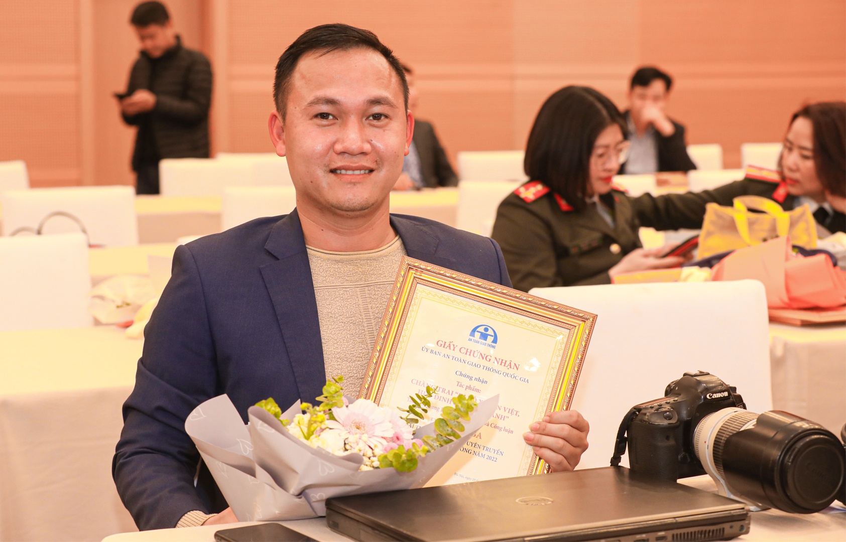 Lần thứ hai li&ecirc;n tiếp đoạt giải ảnh b&aacute;o ch&iacute; tuy&ecirc;n truyền về ATGT, Nh&agrave; b&aacute;o Quang Văn H&ugrave;ng - B&aacute;o Nh&agrave; b&aacute;o & C&ocirc;ng Luận sự phấn khởi khi nhận giải thưởng. Đối với anh H&ugrave;ng, việc gi&agrave;nh giải thưởng tạo cho anh nhiều động lực để tiếp tục theo đuổi sự nghiệp l&agrave;m b&aacute;o ảnh, để c&oacute; thể th&ecirc;m nhiều nhiệt huyết, g&oacute;p một phần tiếng n&oacute;i trong c&ocirc;ng t&aacute;c tuy&ecirc;n truyền về an to&agrave;n giao th&ocirc;ng.