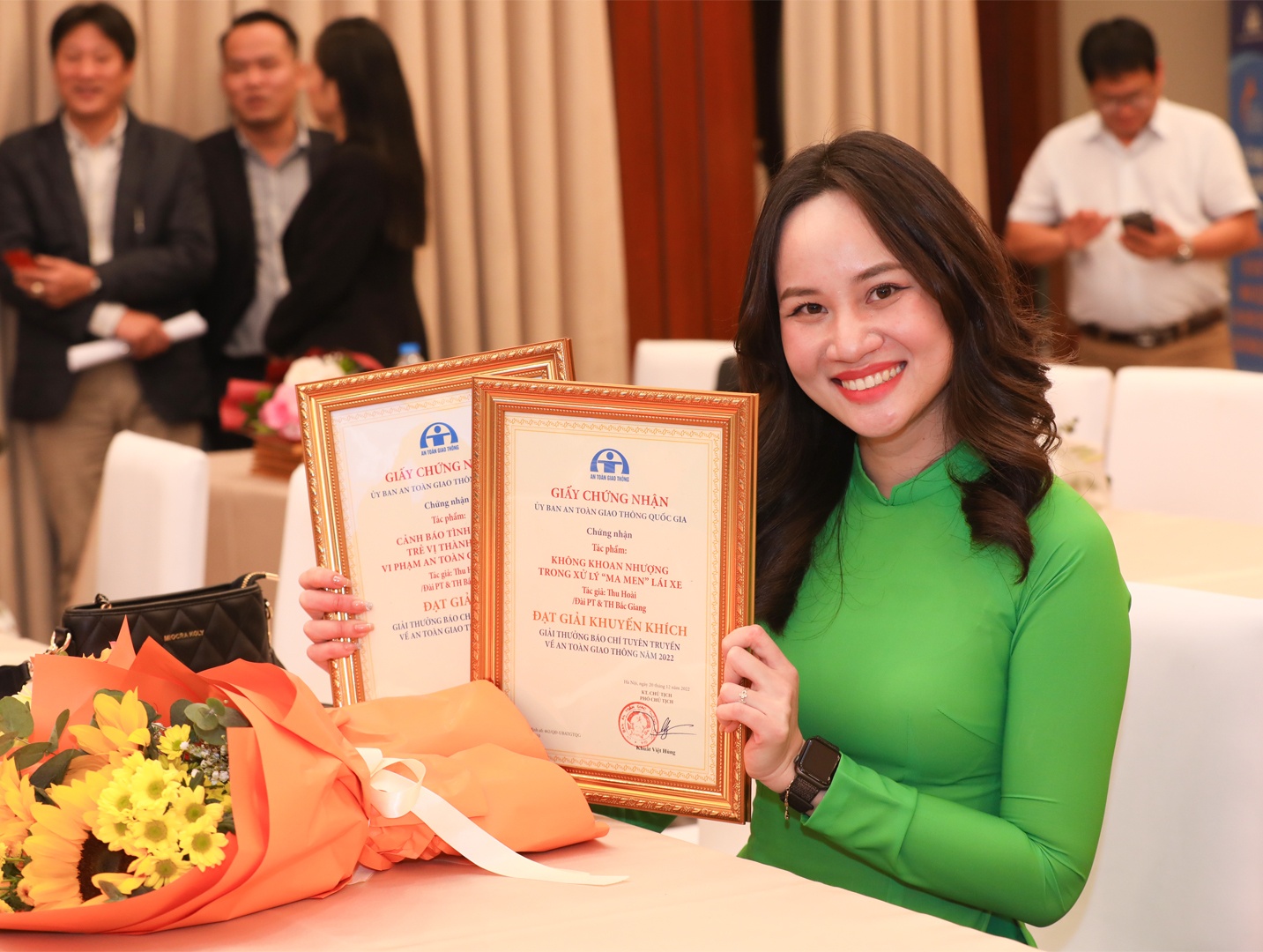 Xuất th&acirc;n l&agrave; ph&aacute;t thanh vi&ecirc;n nhưng v&igrave; t&igrave;nh y&ecirc;u với nghề b&aacute;o, Thu Ho&agrave;i (Đ&agrave;i Ph&aacute;t thanh & Truyền h&igrave;nh Bắc Giang) đ&atilde; chuyển sang l&agrave;m ph&oacute;ng vi&ecirc;n. Theo Thu Ho&agrave;i, c&ocirc; mới l&agrave;m ph&oacute;ng vi&ecirc;n một thời gian v&agrave; đ&acirc;y l&agrave; giải thưởng đầu ti&ecirc;n c&ocirc; tham dự. Nữ ph&oacute;ng vi&ecirc;n thấy may mắn khi c&ugrave;ng một l&uacute;c đoạt 2 giải của c&ugrave;ng một thể loại. 

&ldquo;Nhiều đ&ecirc;m đang ở nh&agrave;, t&ocirc;i vẫn phải đi ngay đến cơ sở để c&oacute; những t&aacute;c phẩm tốt nhất. D&ugrave; tốn nhiều thời gian, c&ocirc;ng sức để lựa chọn th&ocirc;ng tin, nhưng việc đạt 2 giải thưởng c&ugrave;ng l&uacute;c l&agrave; niềm động vi&ecirc;n rất lớn với m&igrave;nh. T&ocirc;i mong những năm sau sẽ c&oacute; nhiều giải thưởng như thế n&agrave;y để m&igrave;nh được tham gia, r&egrave;n luyện bản th&acirc;n. Năm sau , t&ocirc;i sẽ cố gắng trau dồi kiến thức để c&oacute; thể đạt được giải cao hơn&rdquo;, Thu Ho&agrave;i chia sẻ.