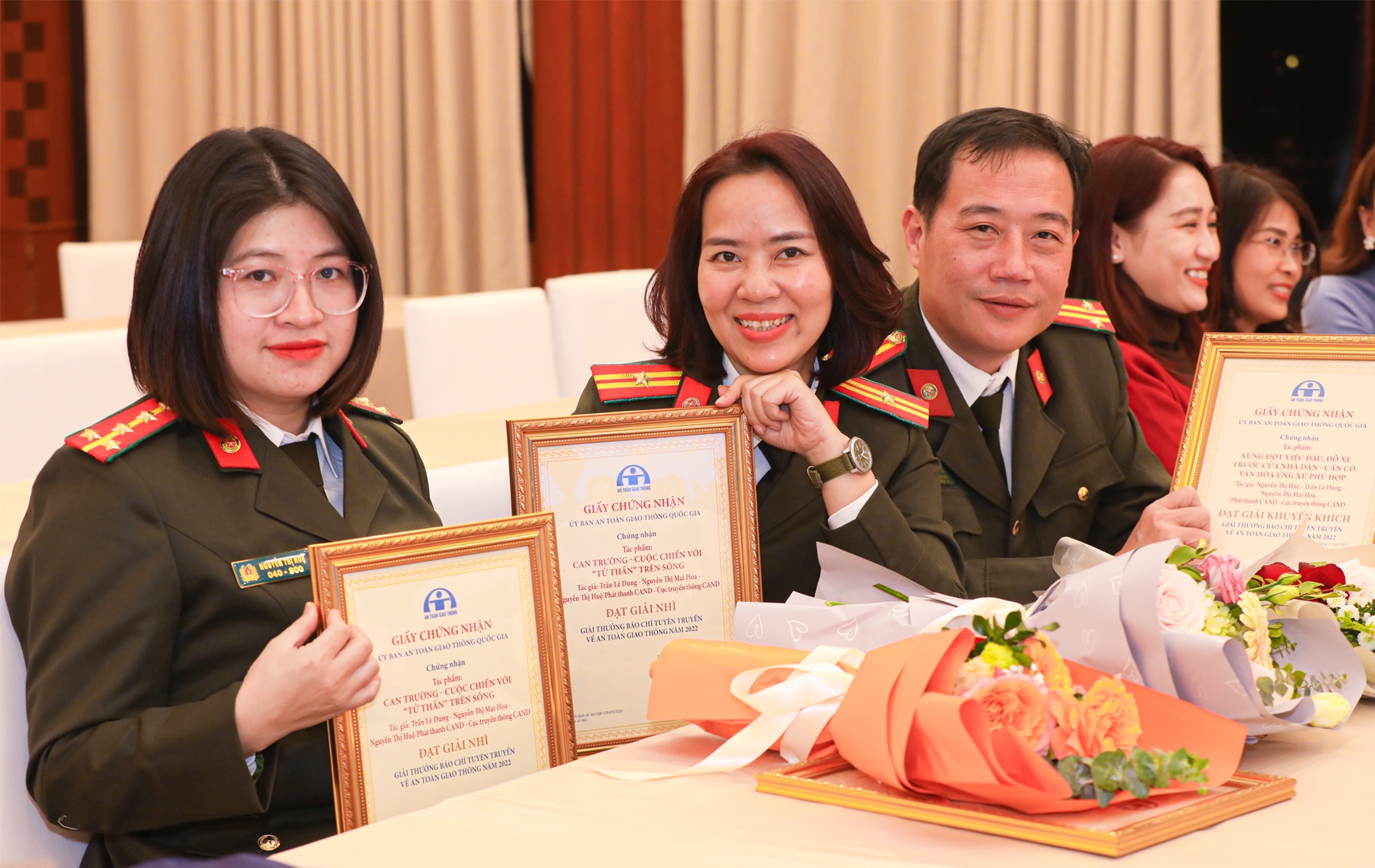 Thiếu t&aacute; Trần L&ecirc; Dung - Đ&agrave;i ph&aacute;t thanh CAND, Cục truyền th&ocirc;ng CAND cho biết từ trước tới nay, ph&aacute;t thanh CAND cũng l&agrave; đơn vị tuy&ecirc;n truyền về ng&agrave;nh GT rất nhiều nhưng đ&acirc;y l&agrave; năm đầu ti&ecirc;n giải thưởng c&oacute; hạng mục d&agrave;nh cho ph&aacute;t thanh. &Ecirc;-k&iacute;p của chị Dung c&oacute; 3 ph&oacute;ng vi&ecirc;n đều l&agrave; nữ. Việc c&oacute; 2 giải thưởng (một giải Nh&igrave; v&agrave; một giải khuyến kh&iacute;ch) l&agrave; niềm vui lớn trong những ng&agrave;y cuối năm với c&aacute;c nữ ph&oacute;ng vi&ecirc;n, cũng l&agrave; động lực cho họ trong qu&aacute; tr&igrave;nh l&agrave;m nghề.

Theo chị Dung, hai t&aacute;c phẩm thực hiện trong thời  gian ngắn. Trong đ&oacute;, c&oacute; một t&aacute;c phẩm c&oacute; sự tương t&aacute;c với người d&acirc;n, một t&aacute;c phẩm l&agrave;m ở g&oacute;c nh&igrave;n mới khi nh&igrave;n nhận về t&igrave;nh h&igrave;nh an to&agrave;n giao th&ocirc;ng đường thủy dưới sự cảm nhận của những chiến sĩ l&agrave;m c&ocirc;ng t&aacute;c cứu hộ cứu nạn.