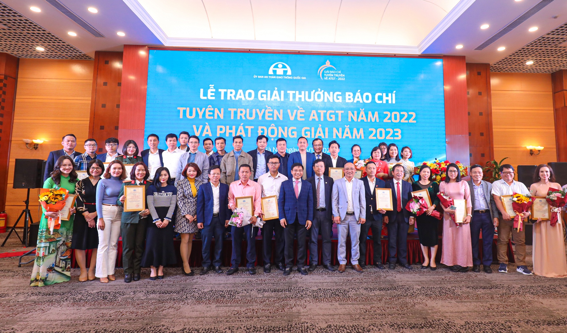 C&aacute;c t&aacute;c giả đoạt giải c&ugrave;ng chụp ảnh lưu niệm với Bộ trưởng Bộ GTVT Nguyễn Văn Thắng.