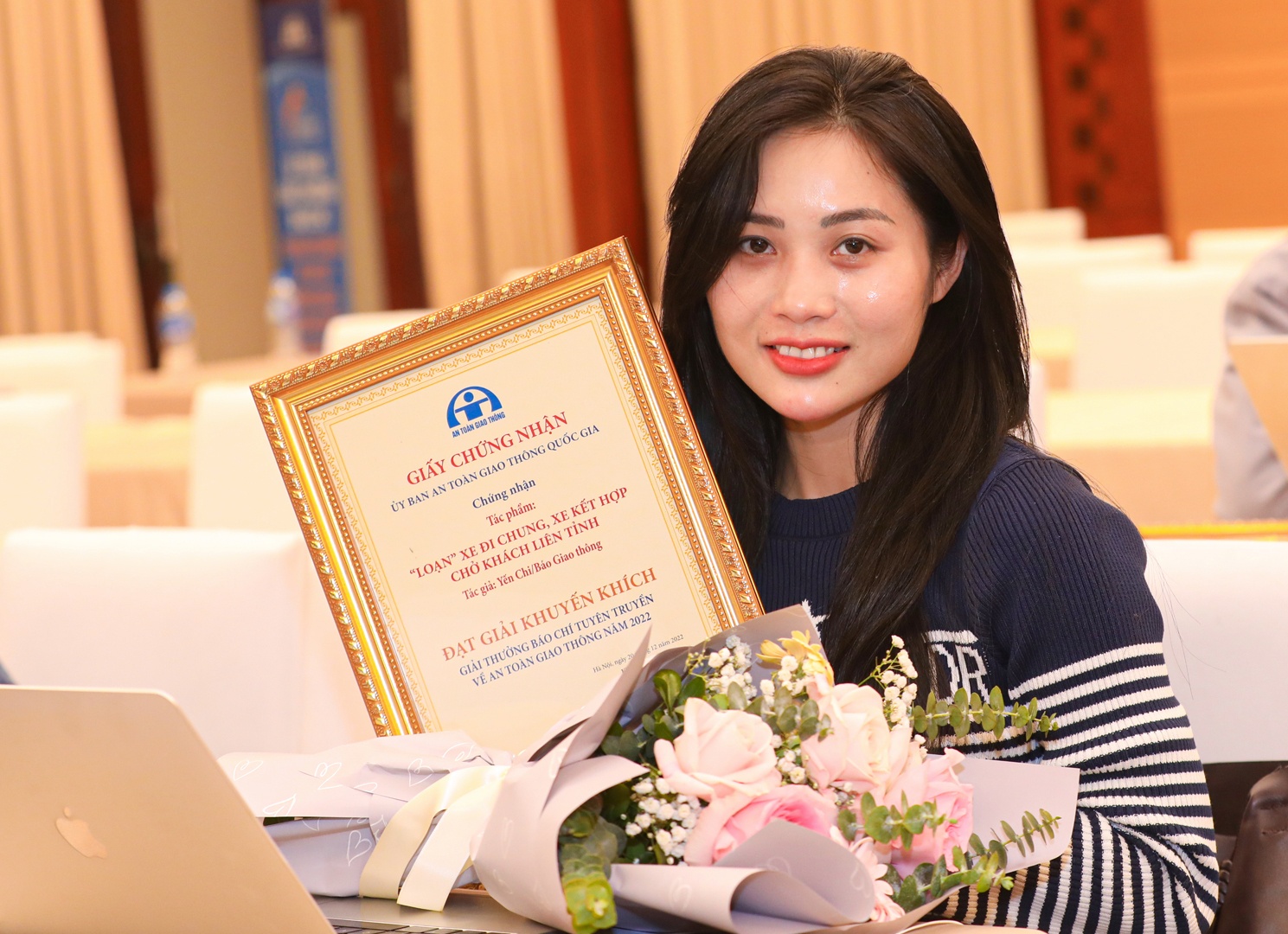 Ph&oacute;ng vi&ecirc;n Phạm Thị Yến, B&aacute;o Giao th&ocirc;ng đoạt giải khuyến kh&iacute;ch hạng mục b&aacute;o điện tử với t&aacute;c phẩm &ldquo;Loạn&rdquo; xe đi chung, xe kết hợp chở kh&aacute;ch li&ecirc;n tỉnh