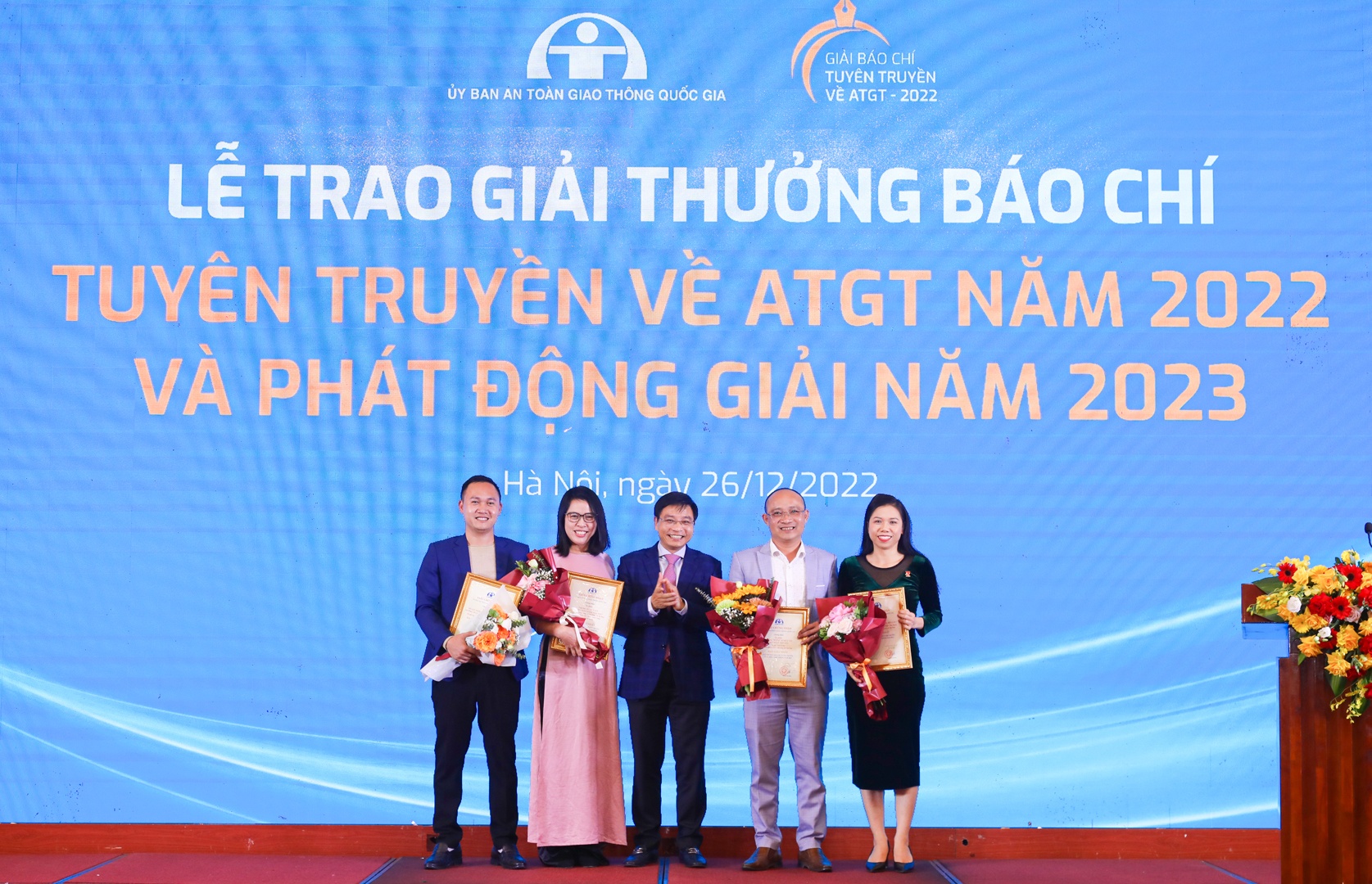 Bộ trưởng Bộ GTVT Nguyễn Văn Thắng trao Giấy chứng nhận cho 4 t&aacute;c giả, nh&oacute;m t&aacute;c giả c&oacute; t&aacute;c phẩm đoạt giải nhất.