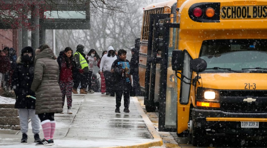&Iacute;t nhất 26 người tử vong li&ecirc;n quan tới thời tiết cực đoan tại 8 bang ở miền đ&ocirc;ng nước Mỹ. Trong khi đ&oacute;, một số h&atilde;ng truyền th&ocirc;ng đưa tin số ca tử vong li&ecirc;n quan tới b&atilde;o tuyết c&oacute; thể l&ecirc;n tới 30 người. Ảnh - AP