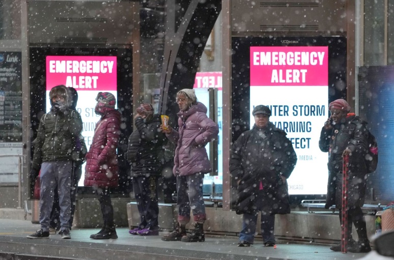 Tuy vậy, từng c&oacute; thời điểm trong ng&agrave;y 24/12 ghi nhận 1,7 triệu người phải sinh hoạt trong t&igrave;nh trạng mất điện giữa thời tiết gi&aacute; lạnh. T&igrave;nh h&igrave;nh đ&atilde; cải thiện hơn v&agrave;o ng&agrave;y 25/12 d&ugrave; 180.000 người tại c&aacute;c bang ở miền đ&ocirc;ng nước Mỹ vẫn ở trong khu vực bị cắt điện. Ảnh - AP