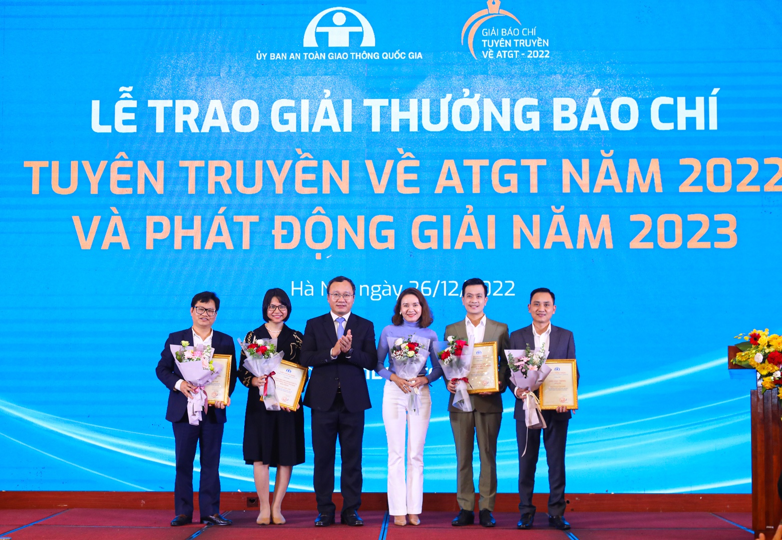&Ocirc;ng Khuất Việt H&ugrave;ng, Ph&oacute; Chủ tịch chuy&ecirc;n tr&aacute;ch Ủy ban ATGT Quốc gia trao giải tập thể cho c&aacute;c cơ quan b&aacute;o ch&iacute;, trong đ&oacute; c&oacute; B&aacute;o Giao th&ocirc;ng.