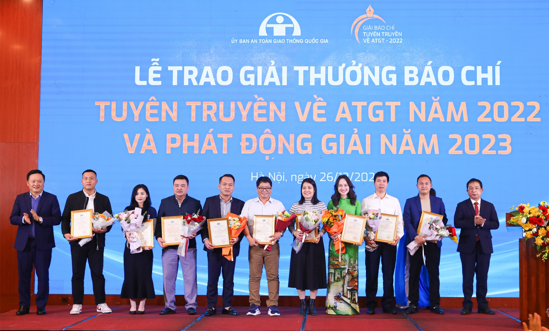Ph&oacute; Tổng Gi&aacute;m đốc Th&ocirc;ng tấn x&atilde; VN Nguyễn Tuấn H&ugrave;ng v&agrave; Ph&oacute; TBT B&aacute;o Nh&acirc;n d&acirc;n Phan Văn H&ugrave;ng trao giải cho c&aacute;c nh&agrave; b&aacute;o, ph&oacute;ng vi&ecirc;n c&oacute; t&aacute;c phẩm đoạt giải 3.