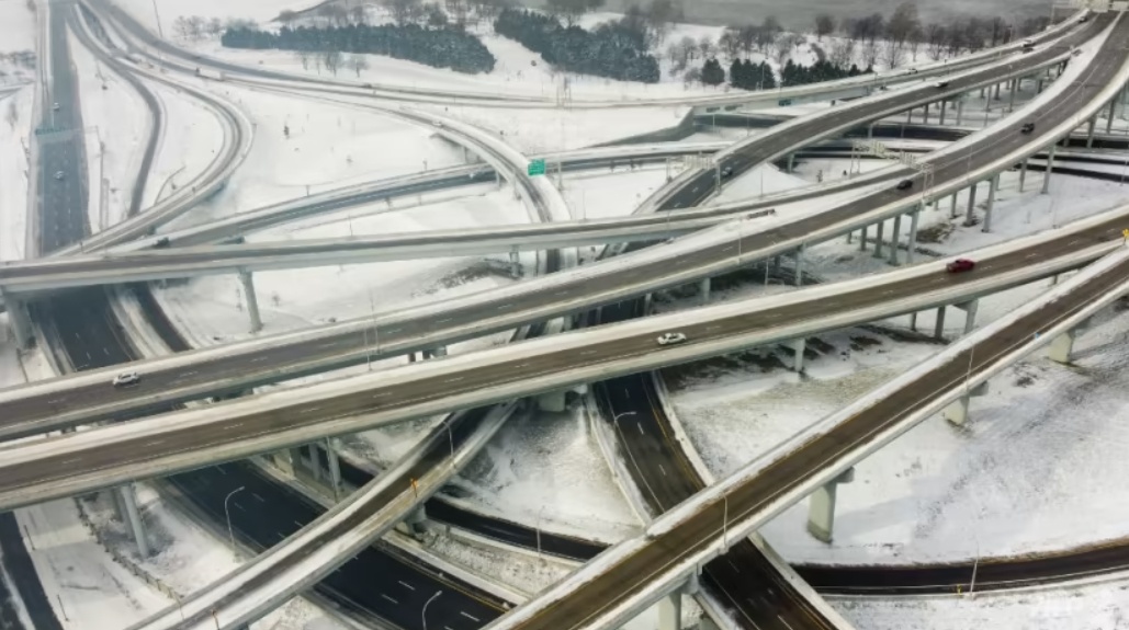 Đường s&aacute; bị băng tuyết bao phủ, khiến một số tuyến đường giao th&ocirc;ng đ&ocirc;ng đ&uacute;c nhất của nước Mỹ từng c&oacute; thời điểm phải tạm thời dừng hoạt động v&agrave;o cuối tuần qua. L&aacute;i xe được khuyến c&aacute;o hạn chế ra ngo&agrave;i d&ugrave; nước Mỹ đang trong thời điểm cao điểm đi lại dịp lễ hội cuối năm. Ảnh - AFP