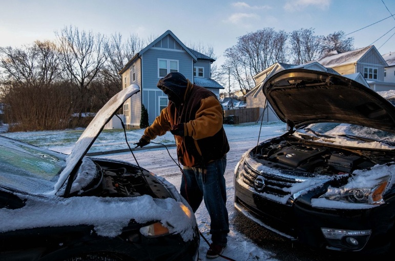 Một quan chức cấp cao của th&agrave;nh phố cho biết c&oacute; địa phương đ&atilde; ph&aacute;t hiện nhiều thi thể ở b&ecirc;n trong phương tiện hay c&aacute;c địa điểm sưởi ấm c&ocirc;ng cộng giữa thời tiết gi&aacute; lạnh. Lực lượng phản ứng khẩn cấp được huy động đi kiểm tra từng xe &ocirc; t&ocirc; đỗ trong khu vực để t&igrave;m kiếm, giải cứu người d&acirc;n bị mắc kẹt hoặc ph&aacute;t hiện thi thể. Ảnh - AFP