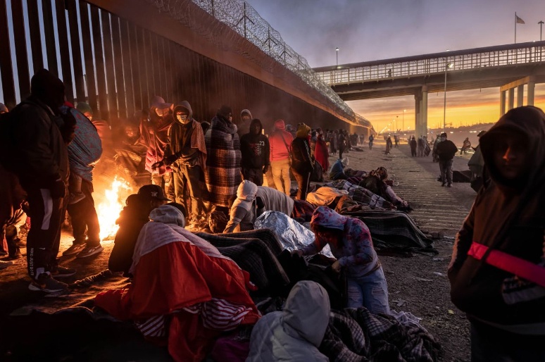 Thống đốc New York Kathy Hochul cho biết bang đ&atilde; huy động 200 Vệ binh Quốc gia hỗ trợ giải cứu người d&acirc;n tại khu vực th&agrave;nh phố Buffalo. Ảnh - Getty