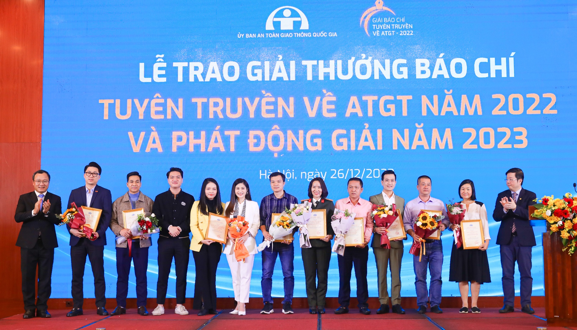 Thứ trưởng Bộ Th&ocirc;ng tin & Truyền th&ocirc;ng Nguyễn Thanh L&acirc;m v&agrave; &ocirc;ng Khuất Việt H&ugrave;ng trao giải cho 9 t&aacute;c phẩm đoạt giải Nh&igrave;.