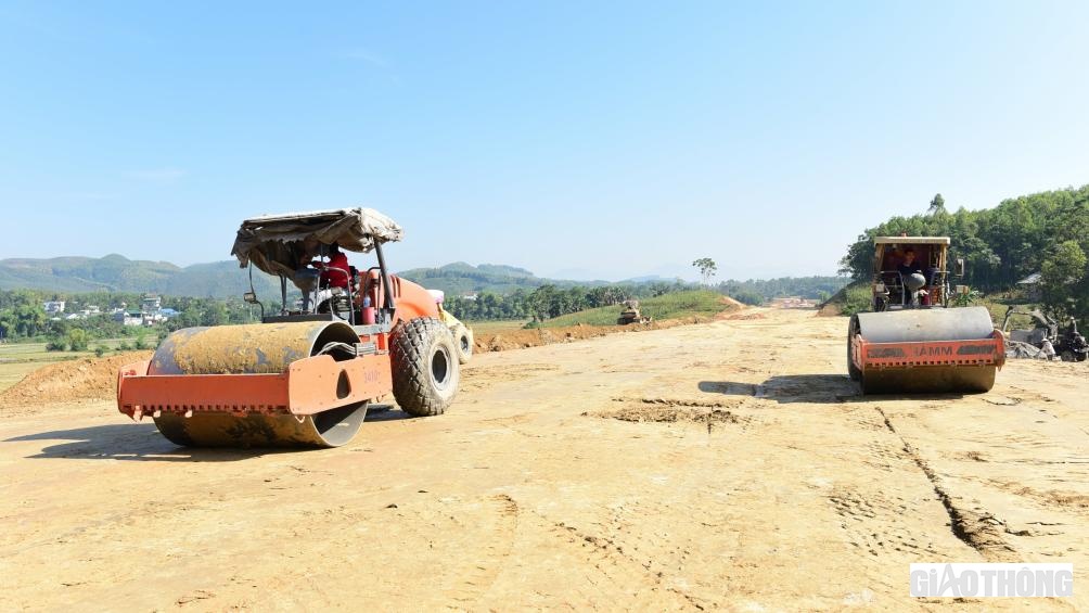 C&aacute;c đơn vị thi c&ocirc;ng tập trung thiết bị, nh&acirc;n lực nỗ lực ho&agrave;n thiện phần nền đường.