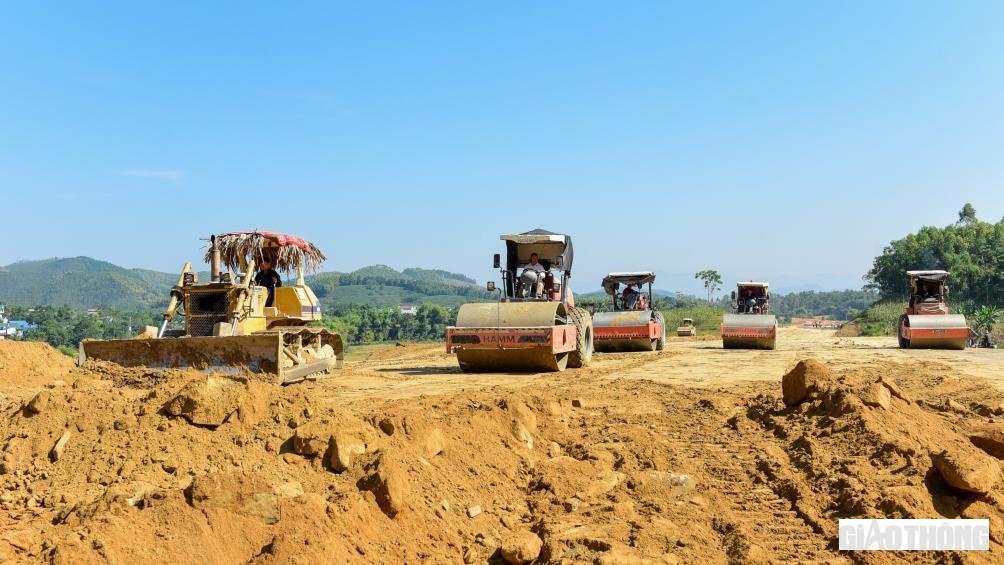 Đến nay đ&atilde; ho&agrave;n th&agrave;nh to&agrave;n bộ nền đường đoạn cao tốc tr&ecirc;n địa b&agrave;n tỉnh Tuy&ecirc;n Quang.