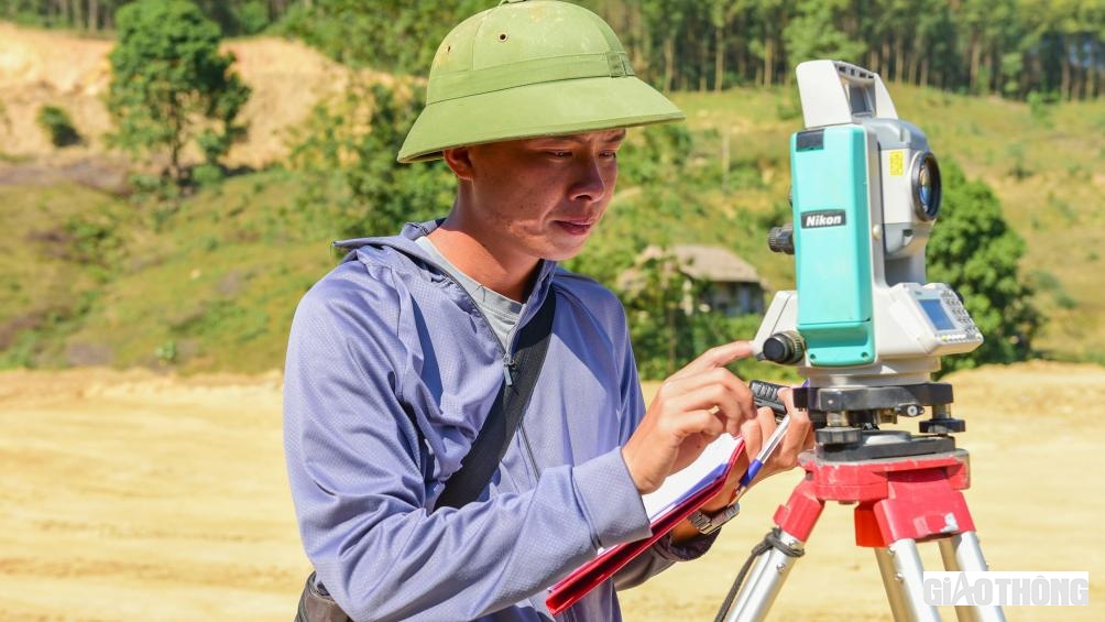 C&ocirc;ng nh&acirc;n Dự &aacute;n đường cao tốc Tuy&ecirc;n Quang - Ph&uacute; Thọ đang tập trung cao độ cho thi c&ocirc;ng c&ocirc;ng tr&igrave;nh.