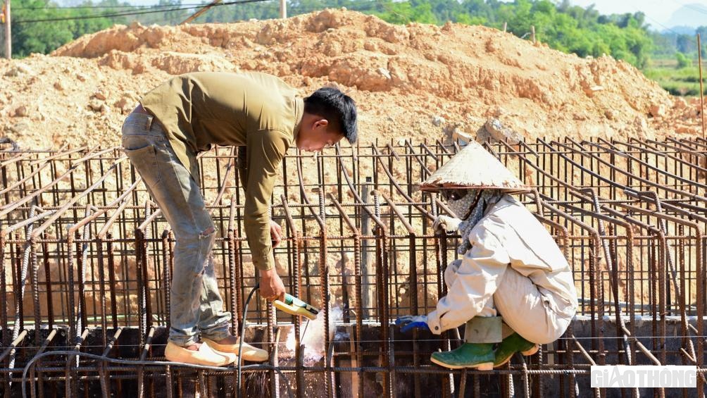 C&ocirc;ng nh&acirc;n C&ocirc;ng ty TNHH Hiệp Ph&uacute; đẩy nhanh tiến độ x&acirc;y dựng cầu chui d&acirc;n sinh tr&ecirc;n
tuyến cao tốc Tuy&ecirc;n Quang - Ph&uacute; Thọ.