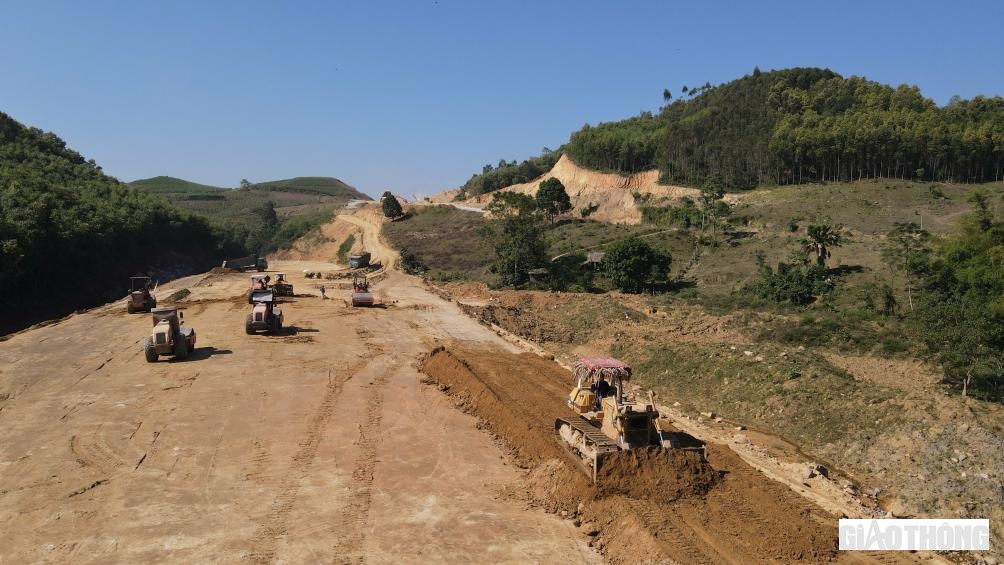 C&aacute;c đơn vị thi c&ocirc;ng tập trung thiết bị, nh&acirc;n lực nỗ lực ho&agrave;n thiện phần nền đường.