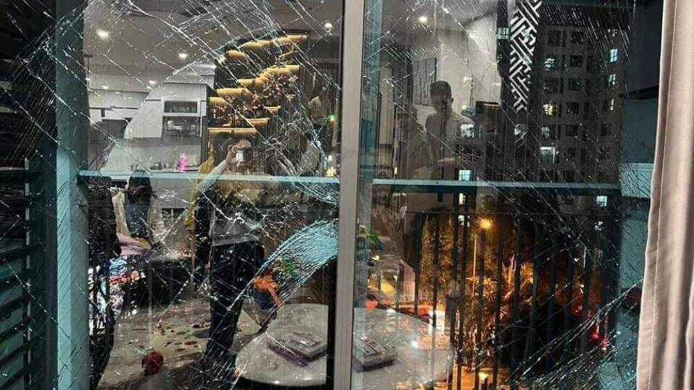 Cửa k&iacute;nh chung cư gần hiện trường bị nứt sau vụ nổ. Ghi nhận ban đầu, c&oacute; 3 người bị thương.