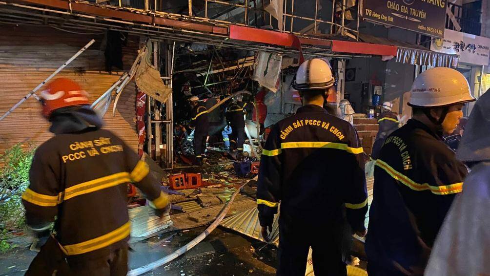 Lực lượng chức năng ph&aacute; cửa để tiến h&agrave;nh dập lửa b&ecirc;n trong.