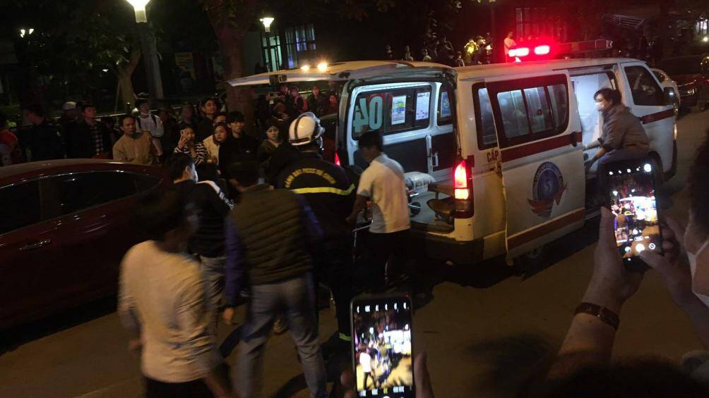 Nạn nh&acirc;n được đưa l&ecirc;n xe cứu thương để đi cấp cứu.