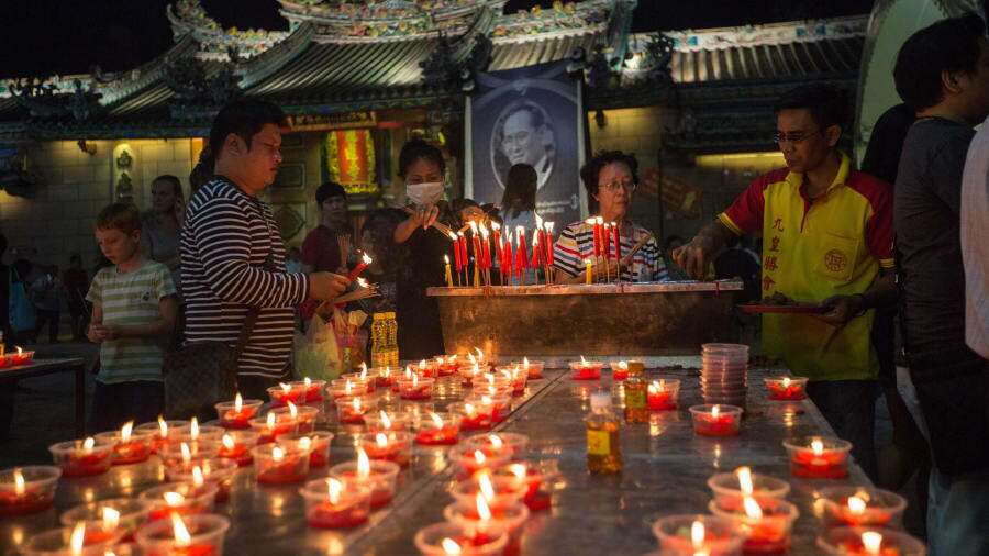 Bangkok, Th&aacute;i Lan: Thủ đ&ocirc; Th&aacute;i Lan thường xuy&ecirc;n c&oacute; mặt trong danh s&aacute;ch những th&agrave;nh phố c&oacute; nhịp sống về đ&ecirc;m nhộn nhịp nhất tại ch&acirc;u &Aacute;. Do đ&oacute;, đ&acirc;y sẽ l&agrave; địa điểm đ&oacute;n năm mới l&yacute; tưởng với những người ưa th&iacute;ch kh&ocirc;ng gian n&aacute;o nhiệt, rộn r&atilde;, tr&agrave;n ngập &aacute;nh s&aacute;ng. B&ecirc;n cạnh những m&agrave;n tr&igrave;nh diễn ph&aacute;o hoa đầy m&agrave;u sắc, c&aacute;c qu&aacute;n bar, những hoạt động đ&oacute;n năm mới n&aacute;o nhiệt tr&ecirc;n đường phố, du kh&aacute;ch c&ograve;n c&oacute; thể trải nghiệm kh&ocirc;ng kh&iacute; trầm lắng trong ng&agrave;y đầu ti&ecirc;n của năm mới tại những ng&ocirc;i ch&ugrave;a Phật gi&aacute;o ở Bangkok. Ảnh - Getty