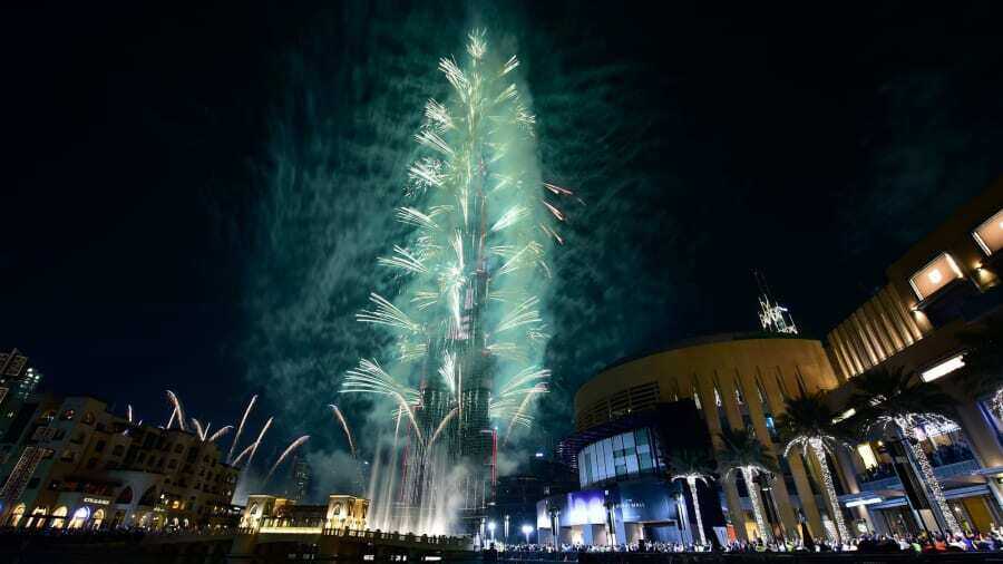 Dubai, C&aacute;c Tiểu Vương quốc Ả rập Thống nhất (UAE): T&ograve;a th&aacute;p Burj Khalifa ở Dubai l&agrave; một trong những t&ograve;a nh&agrave; cao nhất thế giới. Chi&ecirc;m ngưỡng m&agrave;n tr&igrave;nh diễn ph&aacute;o hoa tại th&aacute;p Burj Khalifa sẽ l&agrave; trải nghiệm đ&oacute;n năm mới kh&oacute; qu&ecirc;n đối với du kh&aacute;ch. Ngo&agrave;i ra, đến với Dubai, du kh&aacute;ch sẽ c&oacute; cơ hội trải nghiệm ẩm thực đa dạng bởi th&agrave;nh phố đang hướng đến mục ti&ecirc;u trở th&agrave;nh điểm đến ẩm thực của thế giới. Ảnh - AFP