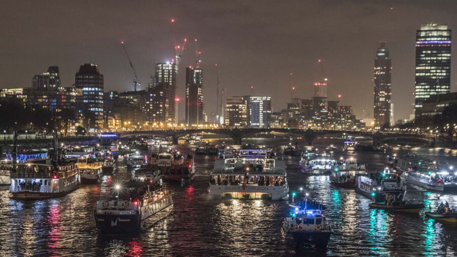 London, Anh: Thủ đ&ocirc; của Anh cũng l&agrave; một trong những địa điểm ngắm ph&aacute;o hoa đ&oacute;n năm mới đẹp nhất tr&ecirc;n thế giới. Du kh&aacute;ch c&oacute; thể mua v&eacute; v&agrave;o khu vực s&acirc;n khấu để chi&ecirc;m ngưỡng m&agrave;n tr&igrave;nh diễn ph&aacute;o hoa tại v&ograve;ng xoay London Eye, bờ nam s&ocirc;ng Thames hoặc ngắm nh&igrave;n to&agrave;n cảnh từ xa từ c&aacute;c ngọn đồi xung quanh như đồi Primrose, Quảng trường Qu&ocirc;c hội London, c&ocirc;ng vi&ecirc;n Greenwich, cung điện Alexandra hoặc ngắm ph&aacute;o hoa từ du thuyền tr&ecirc;n s&ocirc;ng Thames. Ảnh - Getty