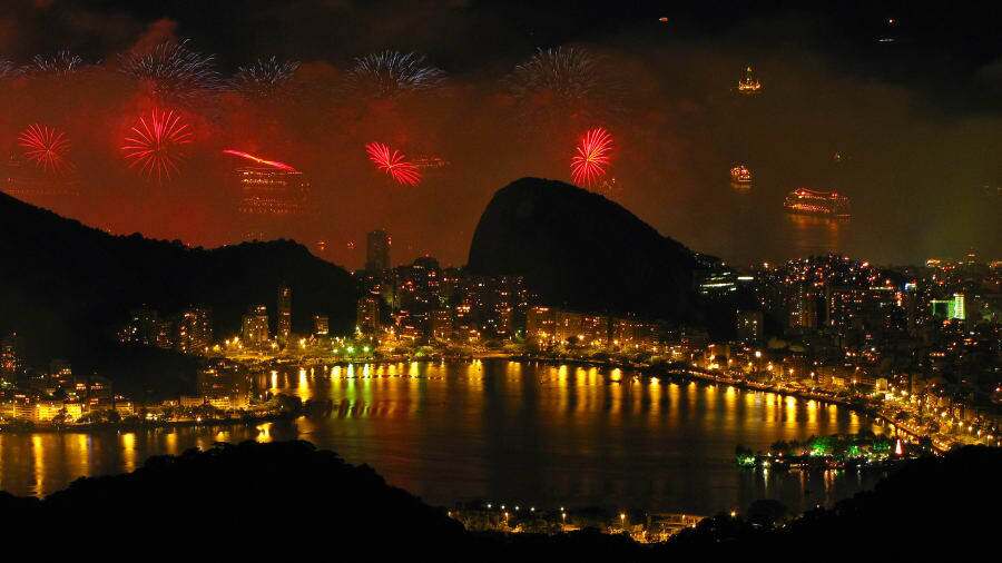 Rio de Janeiro, Brazil: Nếu muốn đ&oacute;n năm mới trong kh&ocirc;ng kh&iacute; rộn r&atilde; c&ugrave;ng 3 triệu người tr&ecirc;n b&atilde;i biển ấm &aacute;p, du kh&aacute;ch c&oacute; thể lựa chọn th&agrave;nh phố Rio de Janeiro. C&aacute;c sự kiện đ&oacute;n năm mới bắt đầu tại b&atilde;i biển Copacabana từ chiều tối, kết th&uacute;c bằng m&agrave;n tr&igrave;nh diễn ph&aacute;o hoa l&uacute;c nửa đ&ecirc;m. Ảnh - Getty