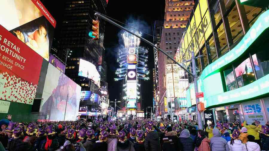 New York, Mỹ: Nghi thức thả quả cầu rơi xuống ch&acirc;n t&ograve;a nh&agrave; One Times Square ở Quảng trường Thời đại, New York v&agrave;o đ&uacute;ng thời khắc giao thừa đ&atilde; trở th&agrave;nh sự kiện đ&oacute;n năm mới nổi tiếng kh&ocirc;ng chỉ tại Mỹ m&agrave; c&ograve;n tr&ecirc;n to&agrave;n thế giới. Ảnh - Getty
