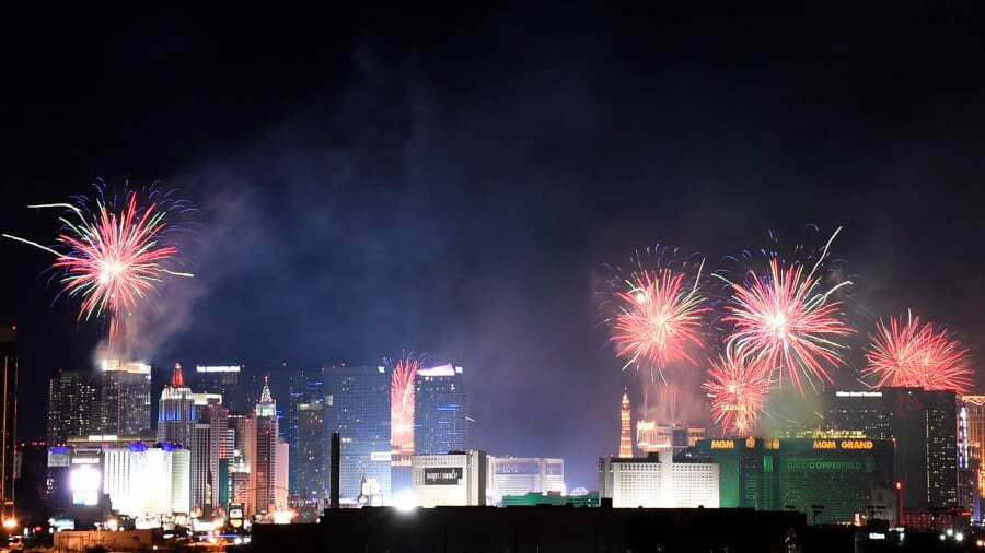 Las Vegas, Mỹ: Du kh&aacute;ch c&oacute; thể chi&ecirc;m ngưỡng m&agrave;n tr&igrave;nh diễn ph&aacute;o hoa từ đỉnh th&aacute;p Stratosphere. Ngo&agrave;i ra, rất nhiều casino tại Las Vegas cũng tổ chức bắn ph&aacute;o hoa mừng năm mới. Ảnh - Getty