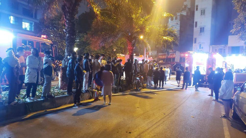 Ngay từ b&ecirc;n ngo&agrave;i khu vực xảy ra vụ ch&aacute;y, người d&acirc;n đ&atilde; tập trung đ&ocirc;ng.