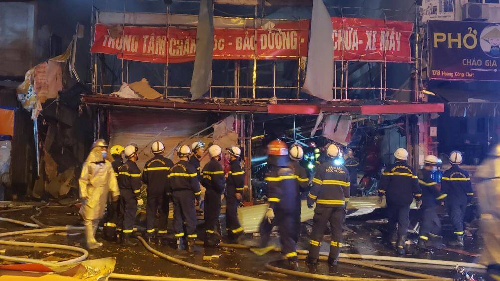 Ngọn lửa đột ngột bốc cao c&ugrave;ng tiếng nổ lớn khiến to&agrave;n bộ cửa h&agrave;ng xe m&aacute;y đổ sập, ch&aacute;y rụi.