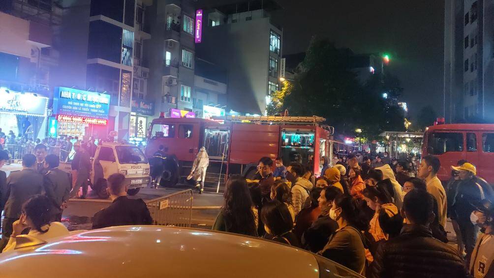 "Tiếng nổ lớn g&acirc;y rung chấn l&agrave;m cho những đồ vật trong nh&agrave; ở tầng cao của chung cư rơi cạnh đ&oacute; xuống đất, thậm ch&iacute; c&aacute;nh cửa của một hộ gia đ&igrave;nh c&ograve;n rơi ra. Ch&uacute;ng t&ocirc;i ng&oacute; ra mới thấy vụ ch&aacute;y", người d&acirc;n cho biết.