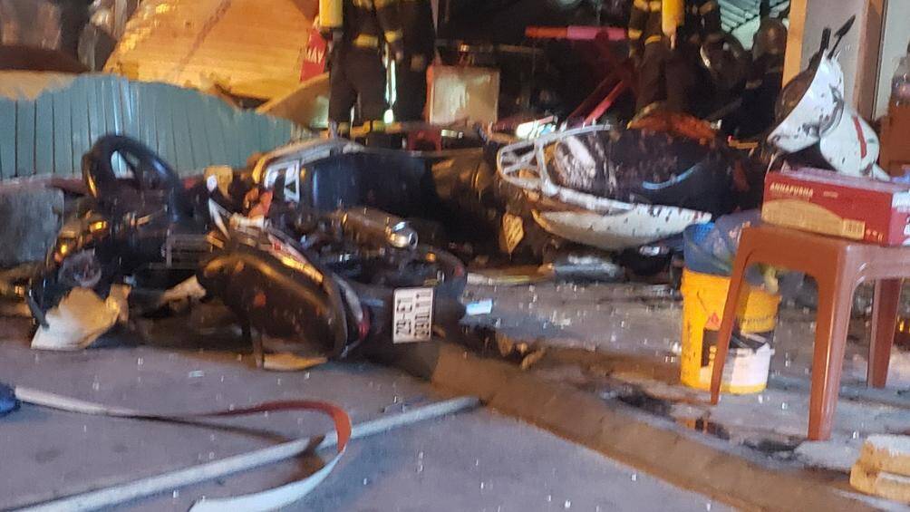 Tại hiện trường, xe m&aacute;y nằm b&ecirc;n ngo&agrave;i cửa h&agrave;ng bị hất văng, ch&aacute;y s&eacute;m, hư hỏng nặng.